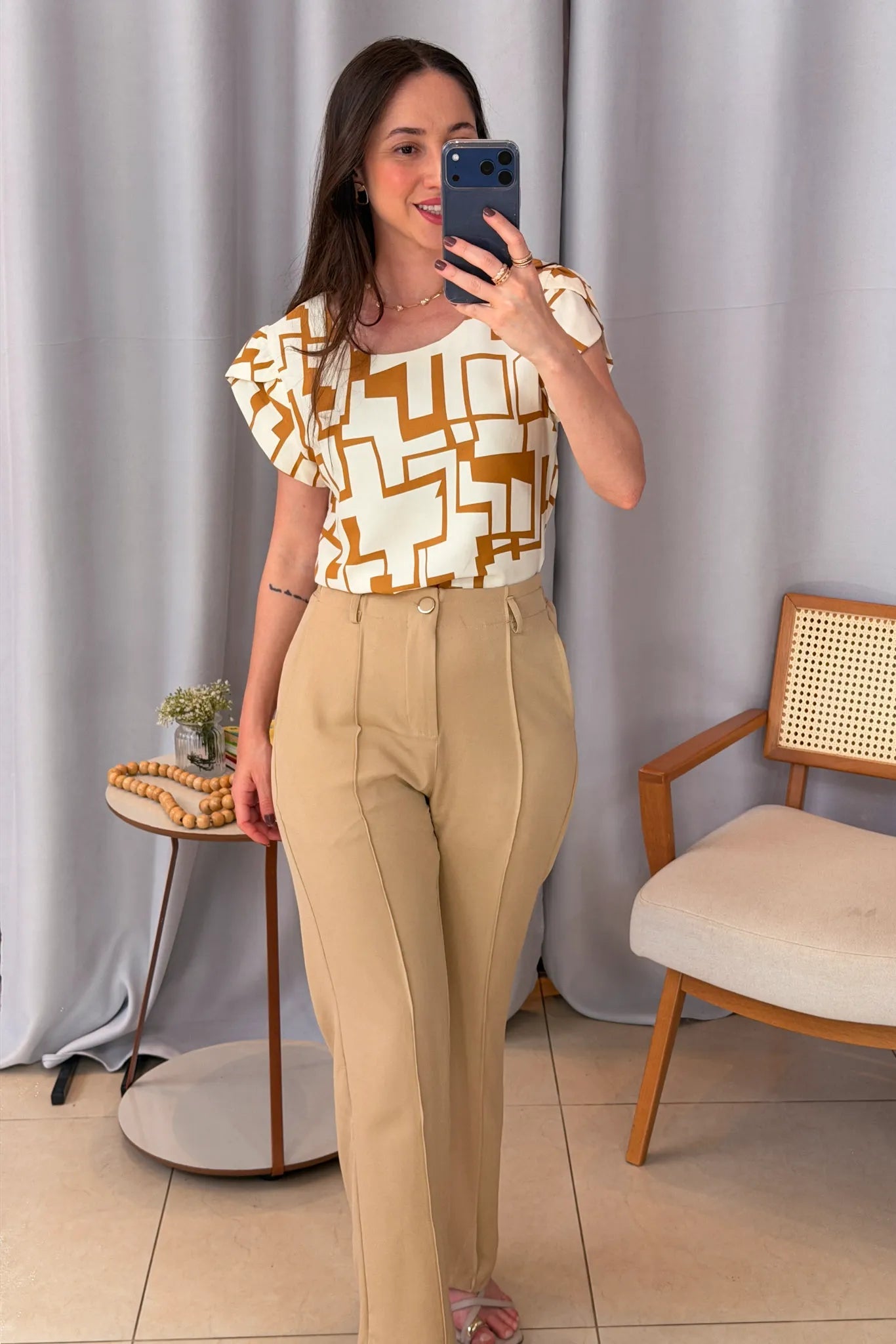 Conjunto: Blusa Manga Curta Transpassada Crepe Classic Carmen Estampada Geométrica Marrom + Calça Pantalona Alfaiataria Botão Encapado Margareth Bege