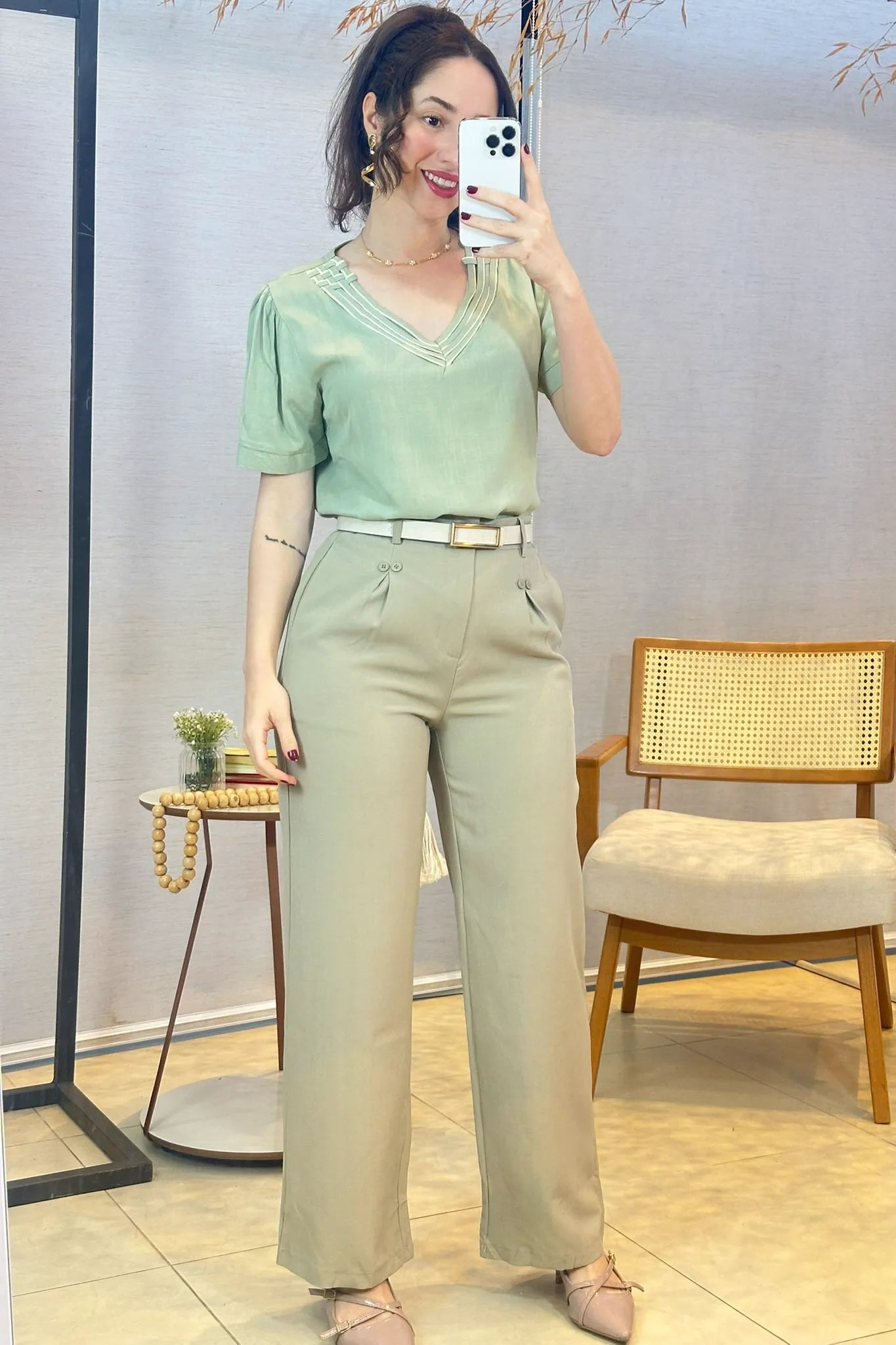Conjunto: Blusa Manga Curta Detalhe Decote "V" Visco-Linho Marília Verde + Calça Pantalona Detalhe Botões Crepe Alfaiataria Larissa Verde