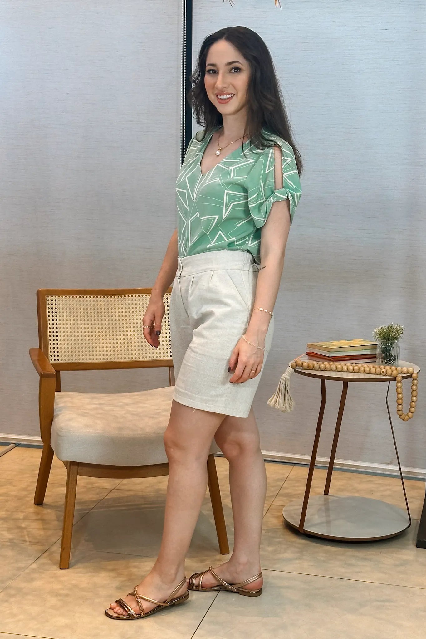 Conjunto: Blusa Manga Curta Decote "V" Crepe Classic Margot Estampada Verde + Short Em Linho Abigail Bege