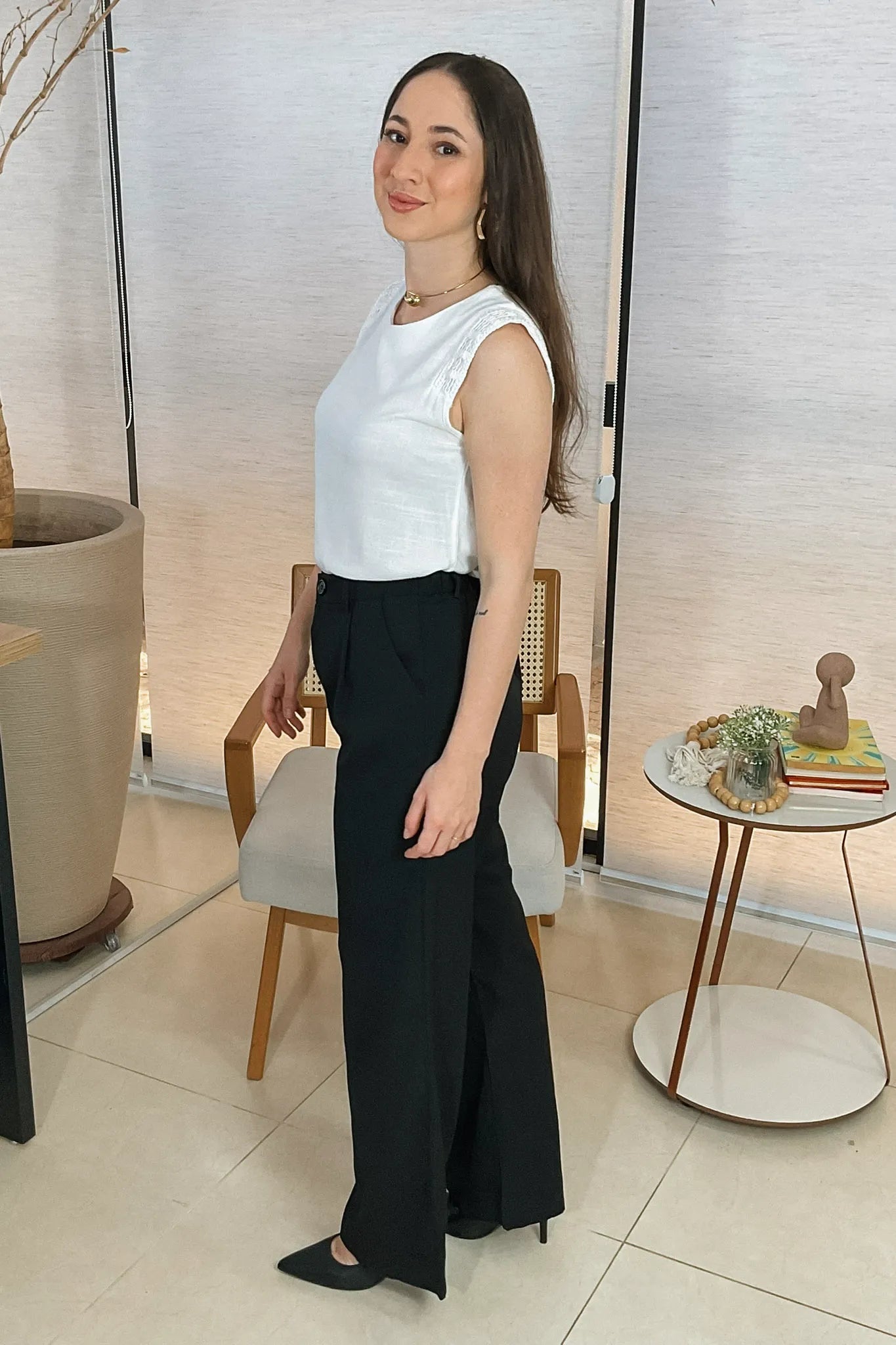 Conjunto: Blusa Regata Detalhe Bordado em Cotton Cloe Branca + Calça Pantalona Alfaiataria Lavínia Preta