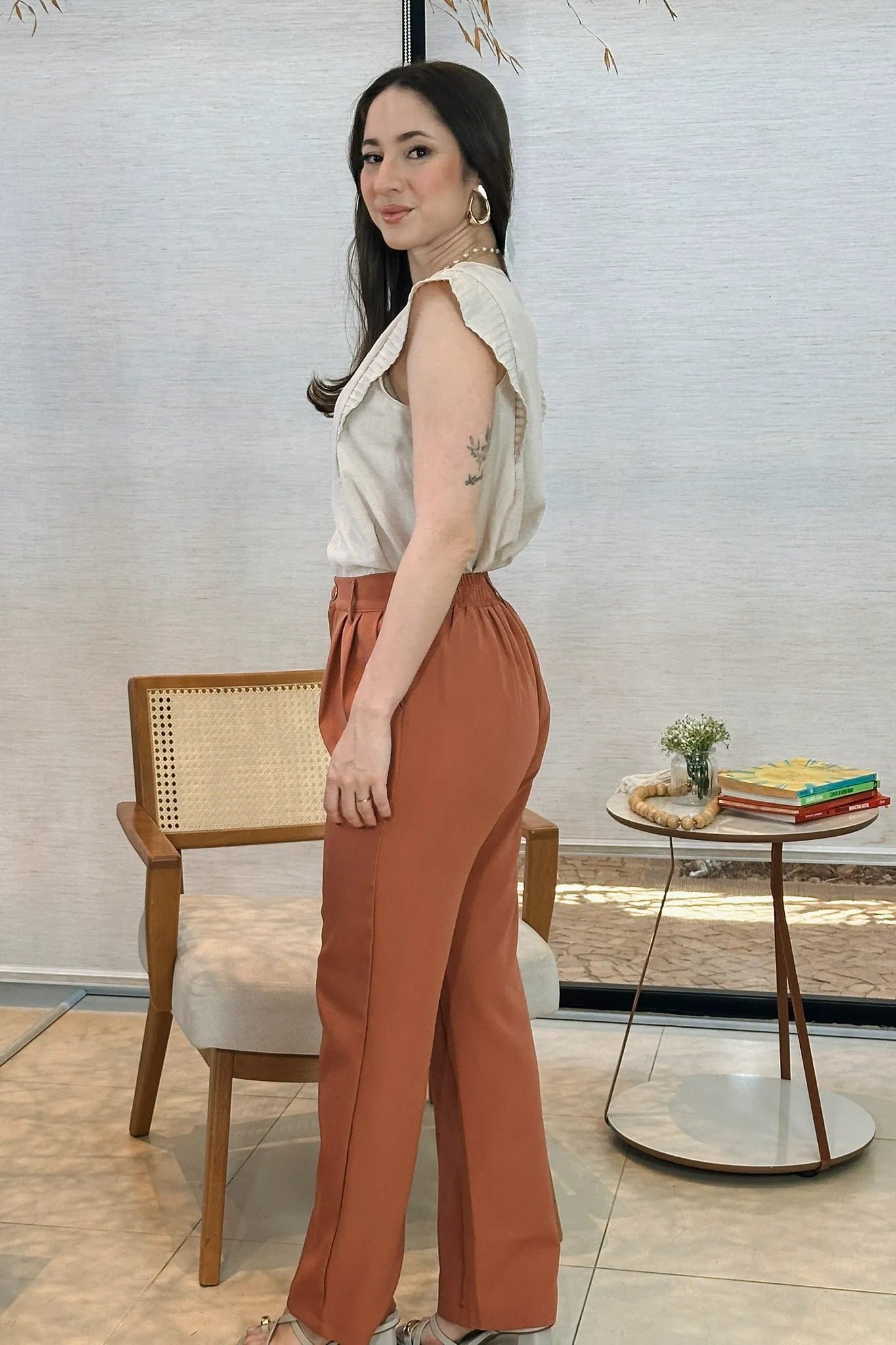 Conjunto: Blusa Regata Detalhe Babado Maísa Visco Essenza Bege + Calça Pantalona Crepe Milano Detalhe Botão Encapado Elena Terracota