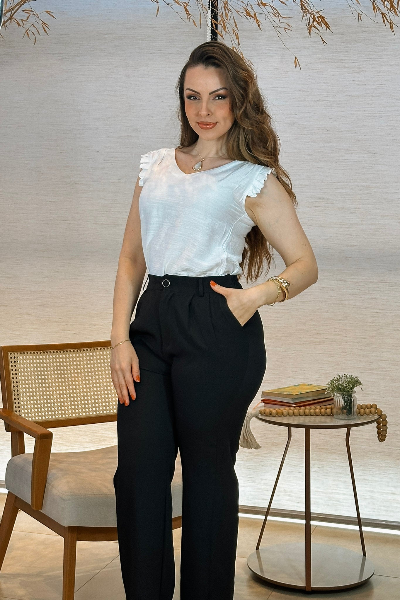 Conjunto: Blusa Regata Babados Decote "V" Em Viscolisse Joice Branca + Calça Pantalona Crepe Milano Detalhe Botão Encapado Elena Preta