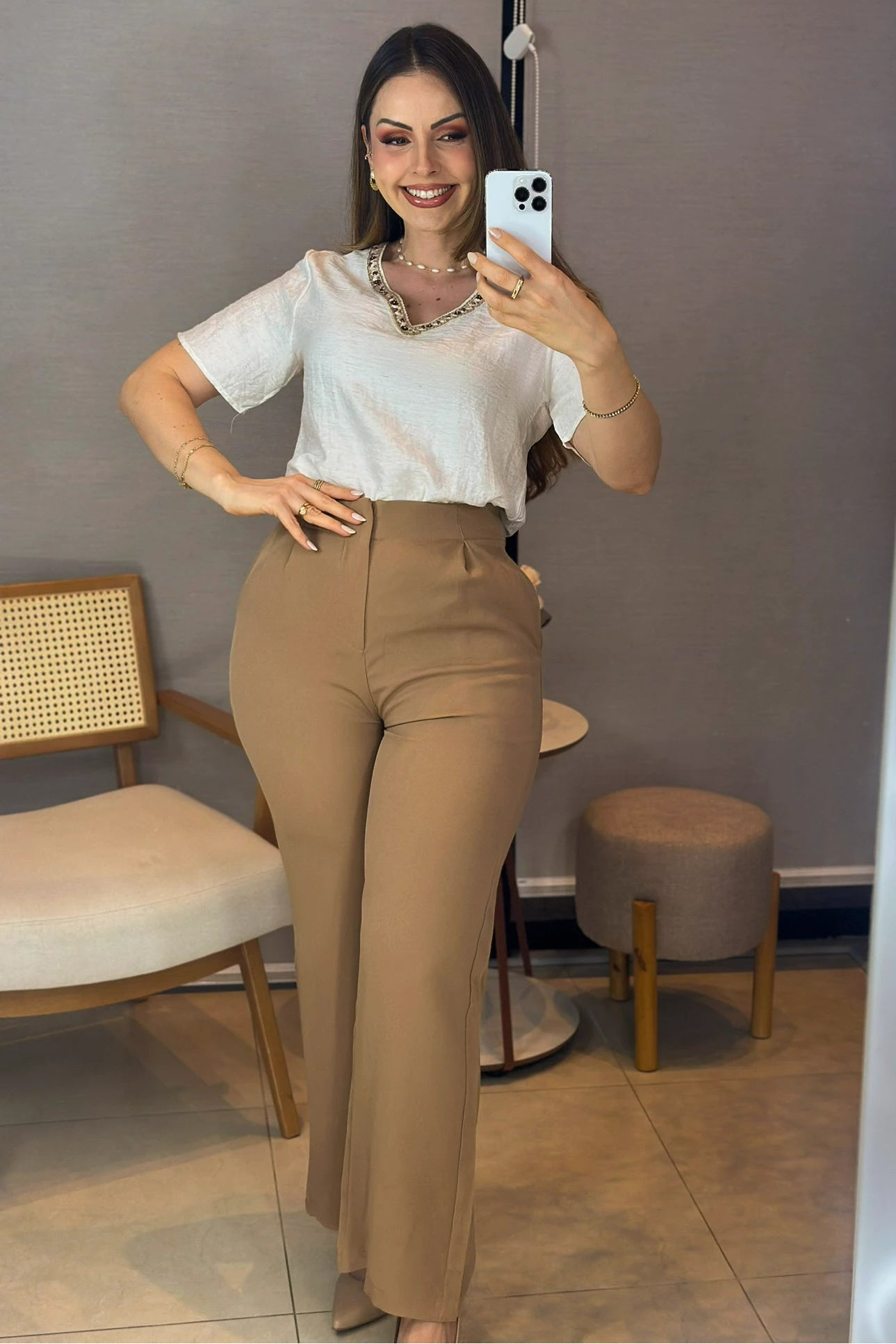 Conjunto: Blusa Manga Curta Decote em "V" em Visco Mix Bordado com Pedraria Leandra Off White + Calça Corte Reto em Alfaiataria com Detalhe em Pregas Selena Marrom Claro