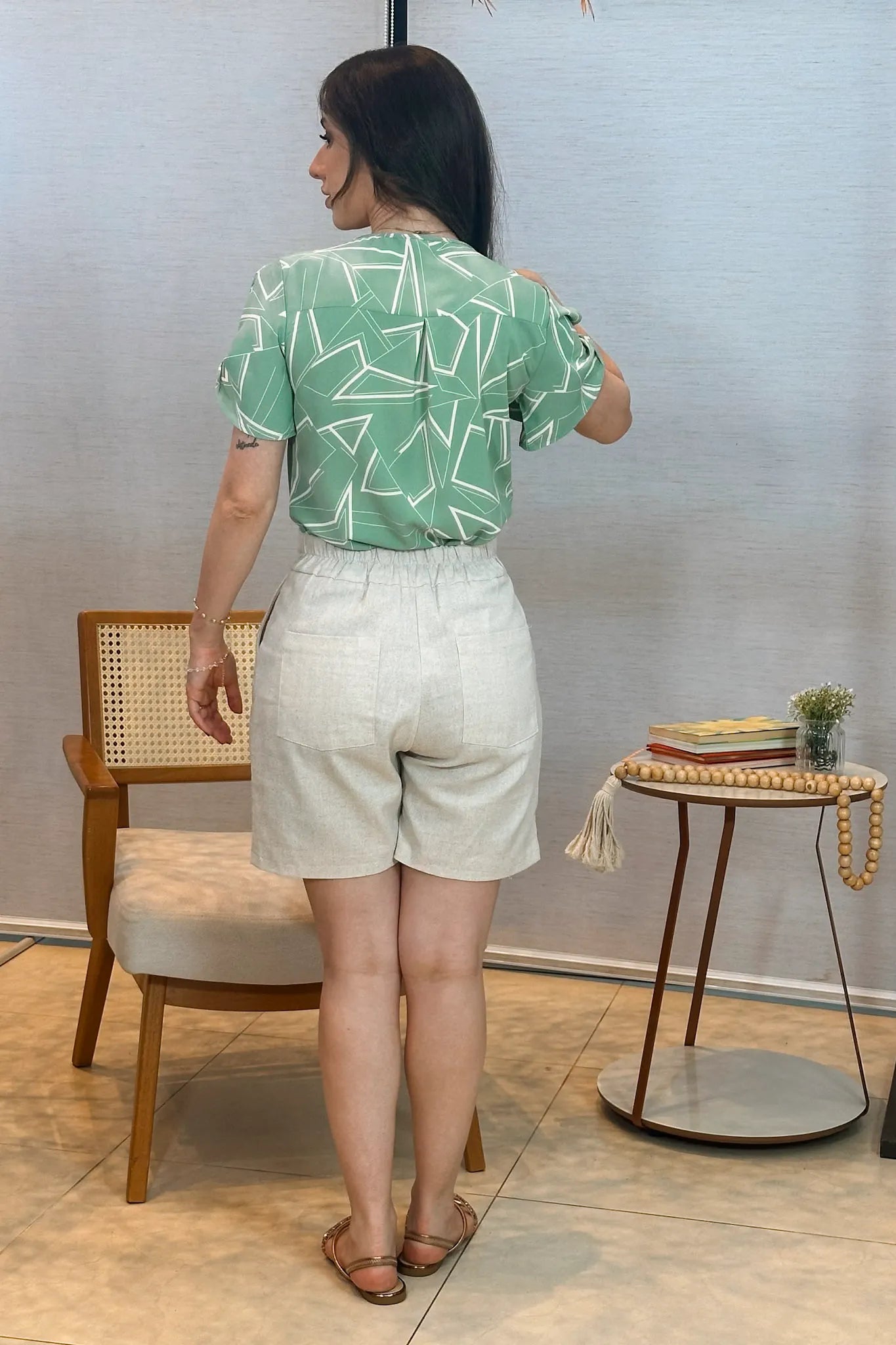Conjunto: Blusa Manga Curta Decote "V" Crepe Classic Margot Estampada Verde + Short Em Linho Abigail Bege