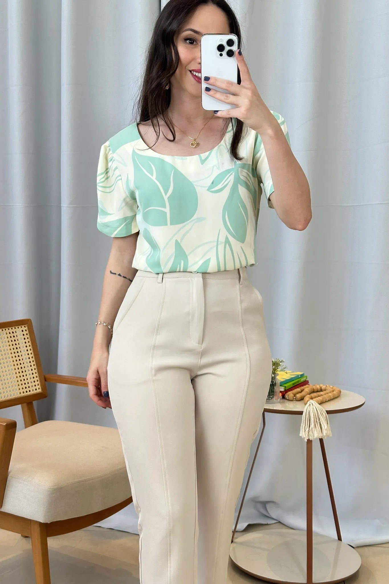 Conjunto: Blusa Manga Detalhe Botão Crepe Classic Suelen Estampada Verde + Calça Corte Reto Detalhe Friso Crepe Milano Eliana Bezerra Creme