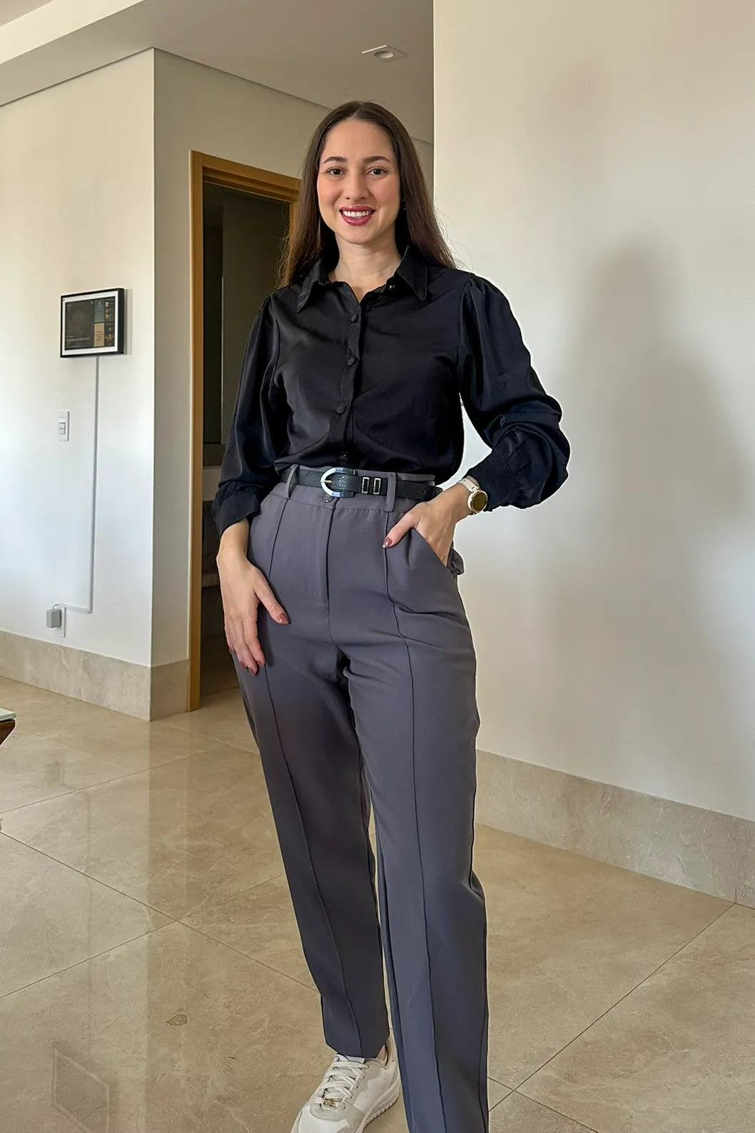Conjunto: Camisa Manga Longa Lisa Gabriela Preta + Calça Corte Reto Alfaiataria Botão Duplo Pietra Cinza