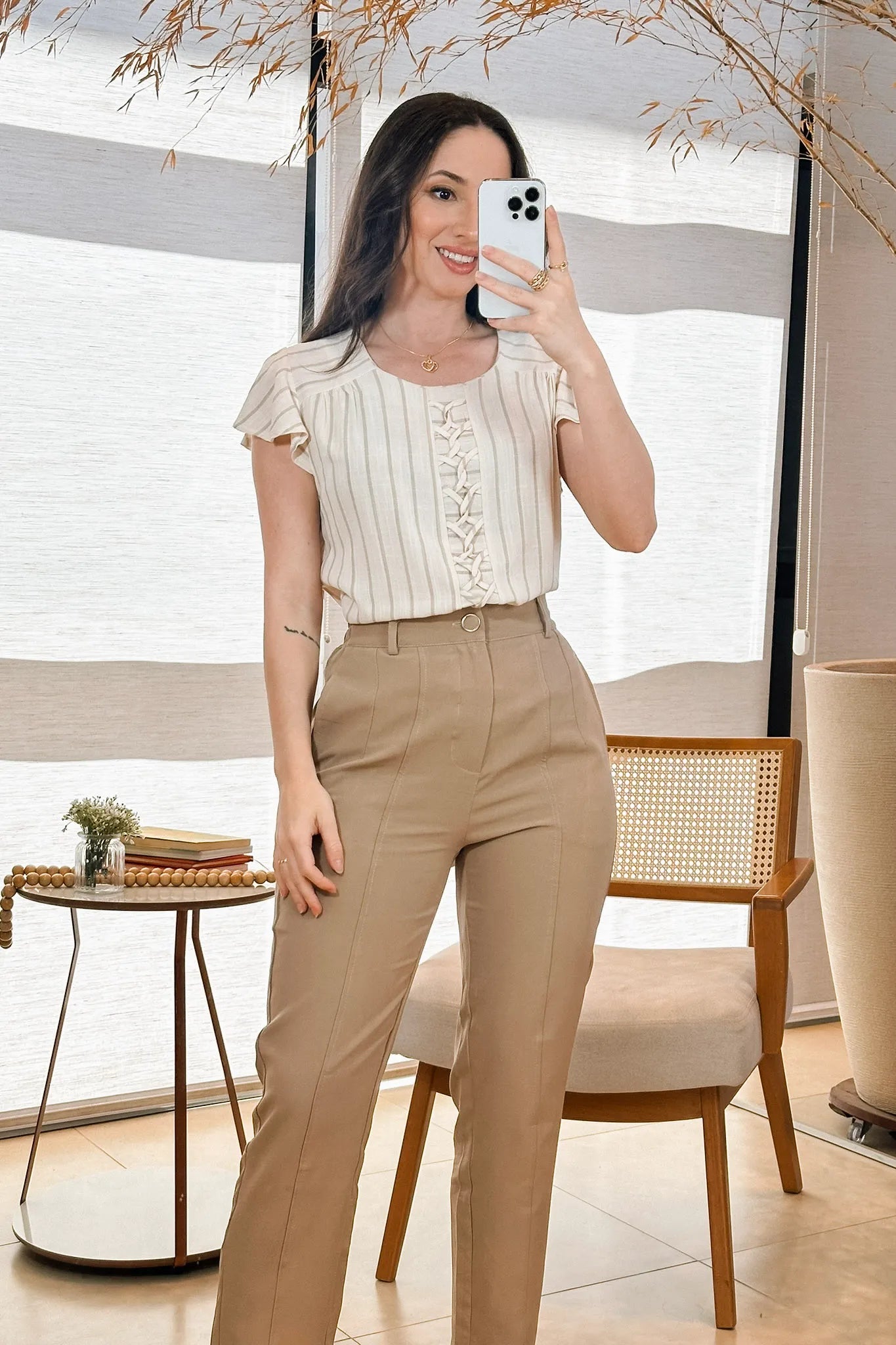 Conjunto: Blusa Babados Manga Detalhe Trançado Em Visco-linho Jenifer Bege + Calça Corte Reto Detalhe Botão Encapado Em Crepe Milano Maria Bege