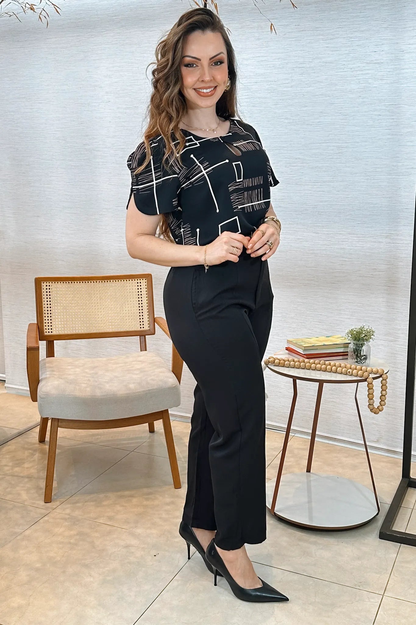 Conjunto: Blusa Manga Curta Colo Detalhe Botão Crepe Classic Samara Estampada Preta + Calça Corte Reto Detalhe Botão Encapado Em Crepe Milano Maria Preta