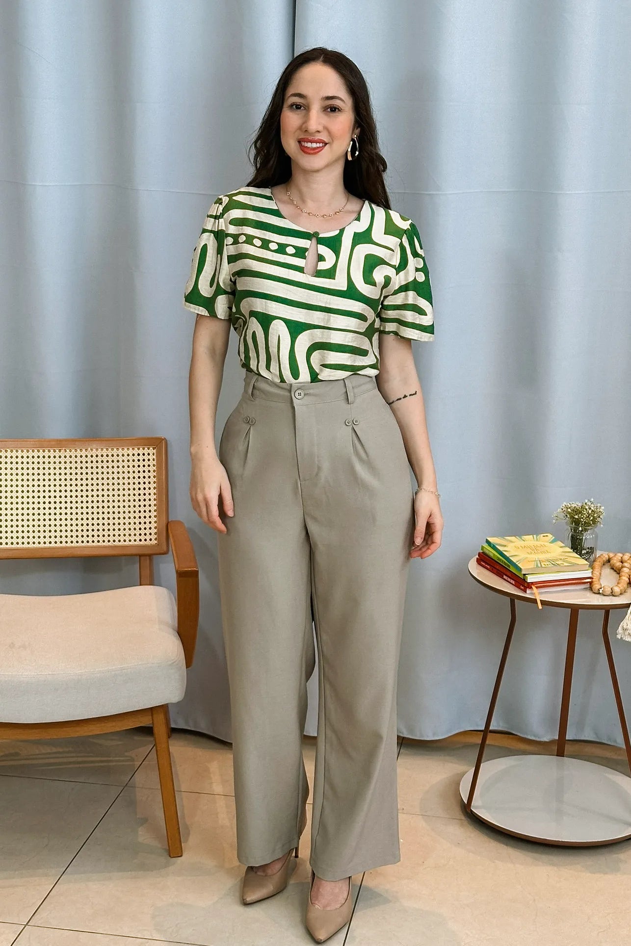 Conjunto: Blusa Manga Curta Detalhe Decote Visco Brise Mel Estampada Verde + Calça Pantalona Detalhe Botões Crepe Alfaiataria Larissa Verde