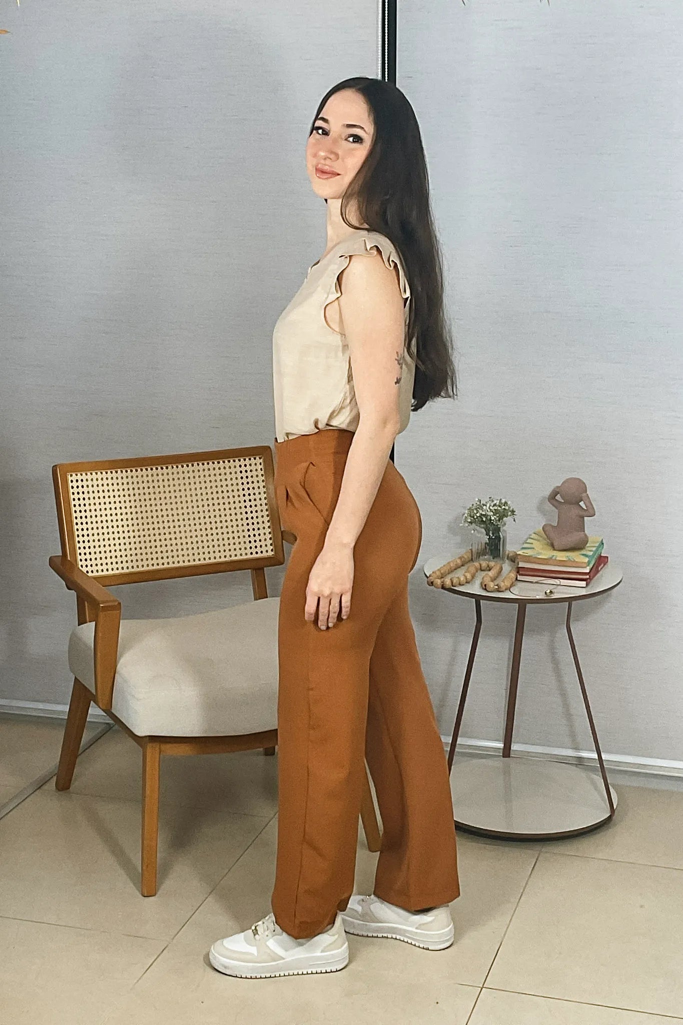 Conjunto: Blusa Babados Manga Detalhe Botão Visco Brise Yara Bege + Calça Corte Reto Alfaiataria Detalhe Cós Eloísa Marrom