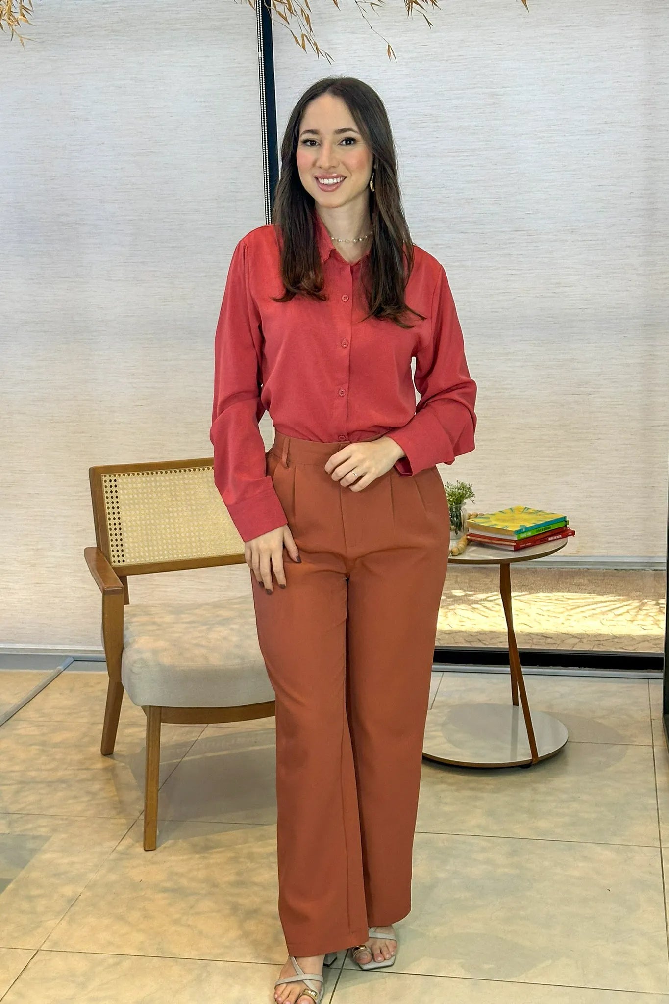 Conjunto: Camisa Manga Longa Detalhe Bordado Gola Clara Coral + Calça Pantalona Crepe Milano Detalhe Botão Encapado Elena Terracota