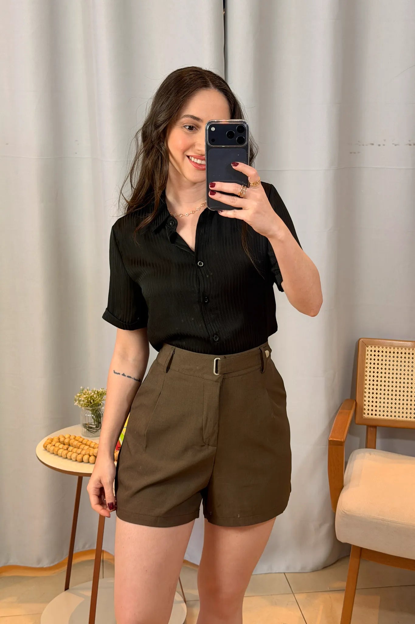 Conjunto: Camisa Manga Curta Crepe Acetinado Glaucia Preta + Shorts Detalhe Cós Assimétrico Alfaiataria Catarina Marrom