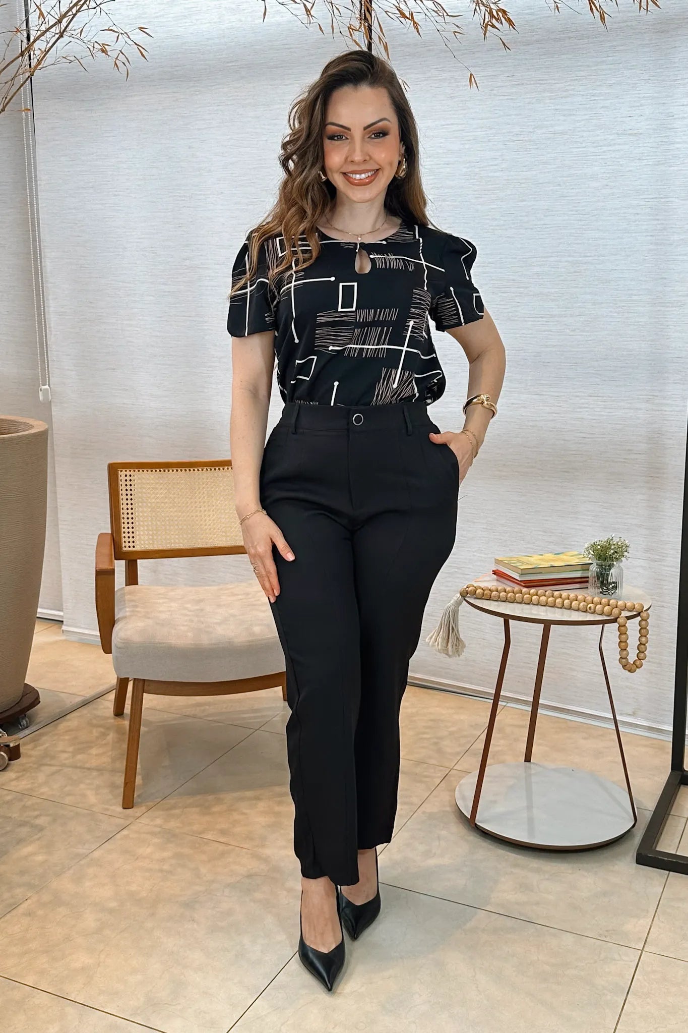 Conjunto: Blusa Manga Curta Colo Detalhe Botão Crepe Classic Samara Estampada Preta + Calça Corte Reto Detalhe Botão Encapado Em Crepe Milano Maria Preta