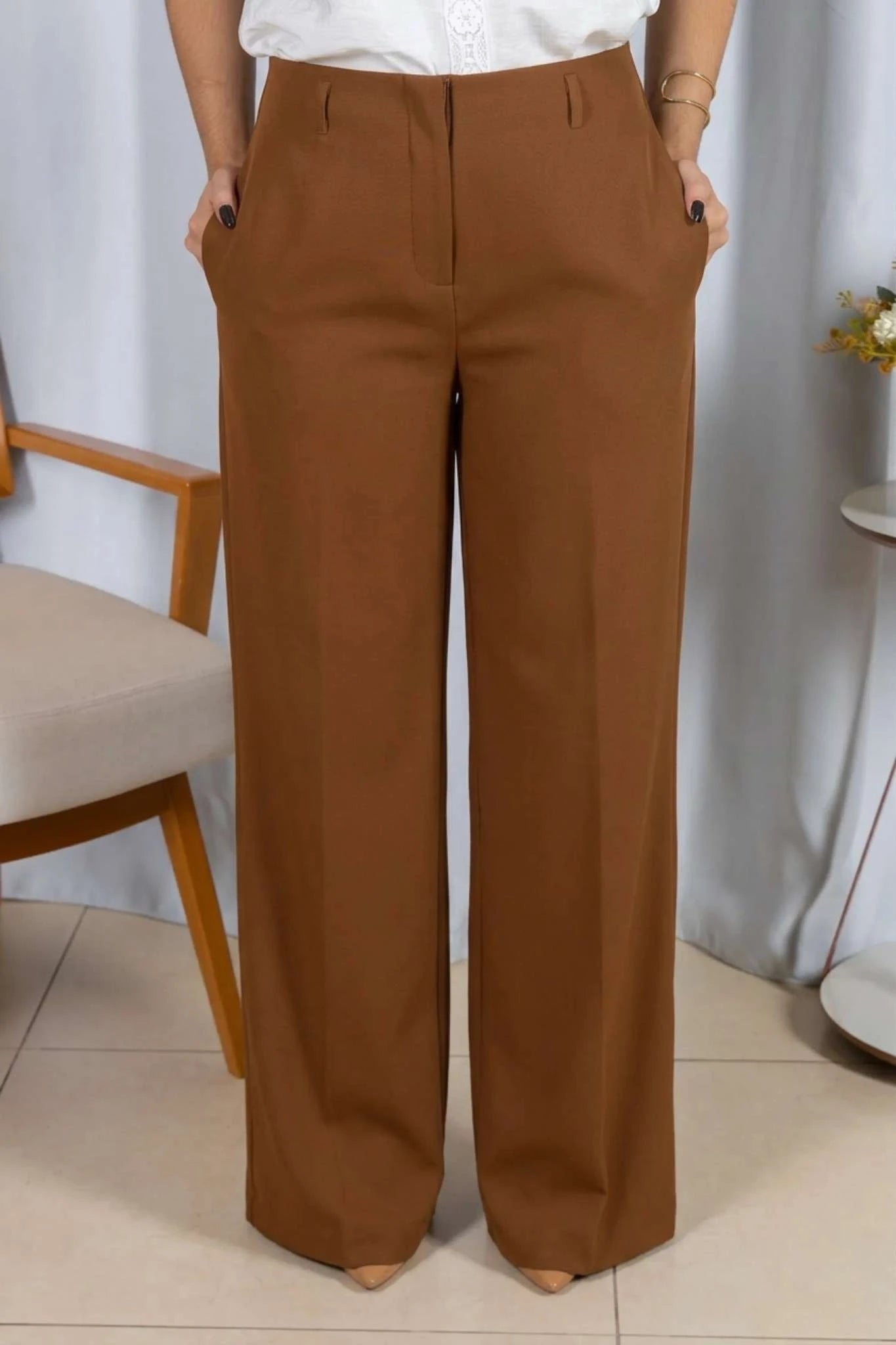 Calça Pantalona em Alfaiataria com Cinto Encapado Cinthia Marrom Escuro
