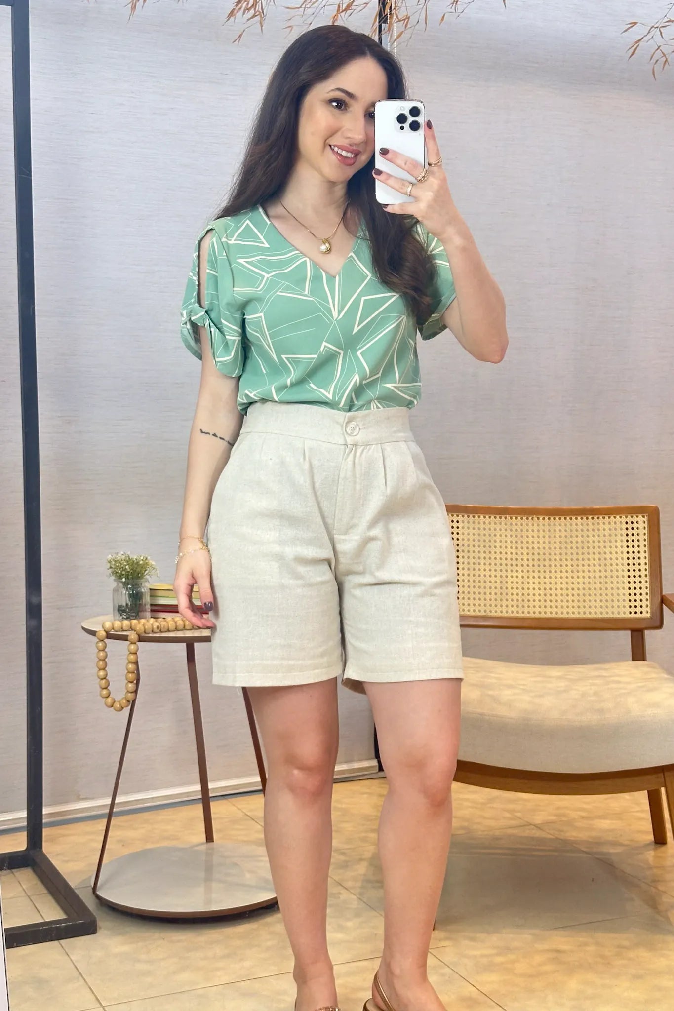 Conjunto: Blusa Manga Curta Decote "V" Crepe Classic Margot Estampada Verde + Short Em Linho Abigail Bege