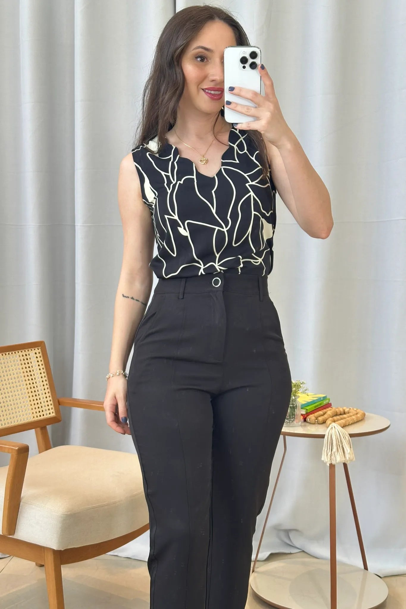 Conjunto: Blusa Regata Detalhe Decote Crepe Classic Estampada Hebe Camargo Preta + Calça Corte Reto Detalhe Friso Crepe Milano Eliana Bezerra Preta