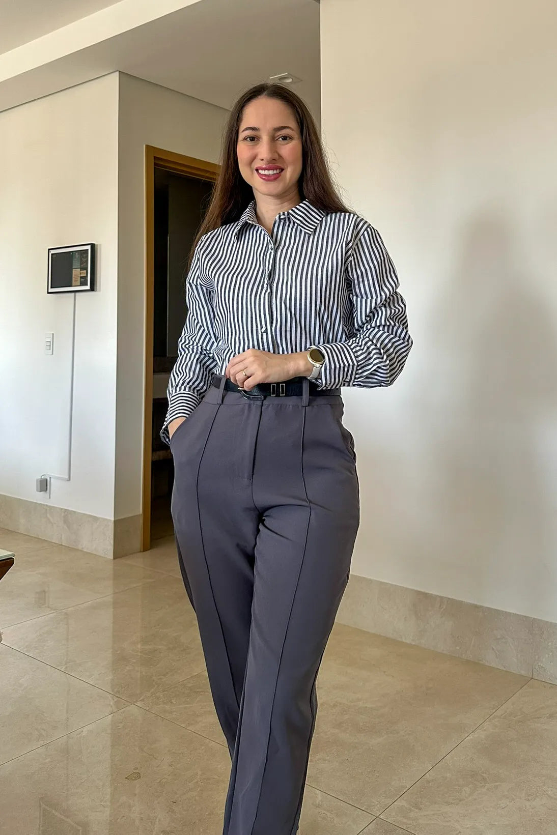 Conjunto: Camisa Manga Longa Classic Listrada Franciele Cinza + Calça Corte Reto Alfaiataria Botão Duplo Pietra Cinza