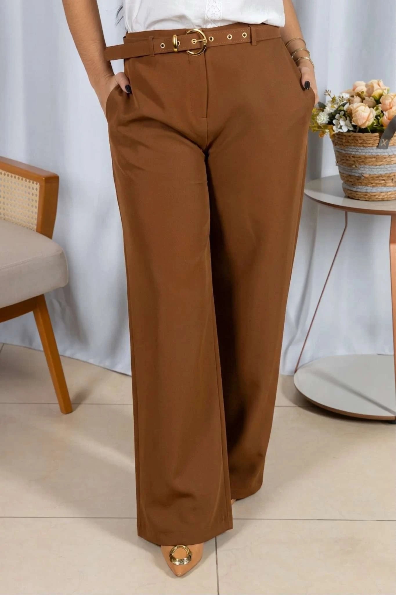 Calça Pantalona em Alfaiataria com Cinto Encapado Cinthia Marrom Escuro