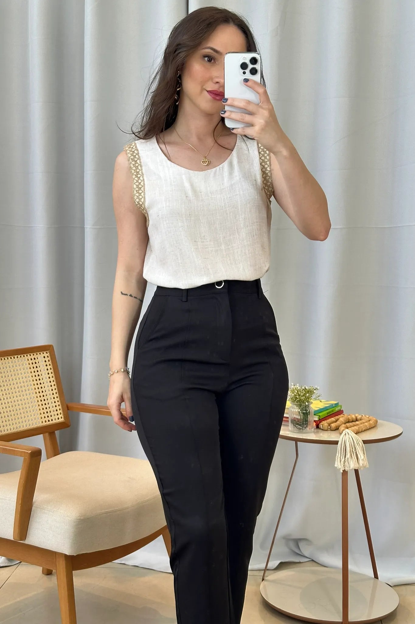 Conjunto: Blusa Regata Detalhe Bordado Visco-linho Ana Maria Braga Branca + Calça Corte Reto Detalhe Friso Crepe Milano Eliana Bezerra Preta