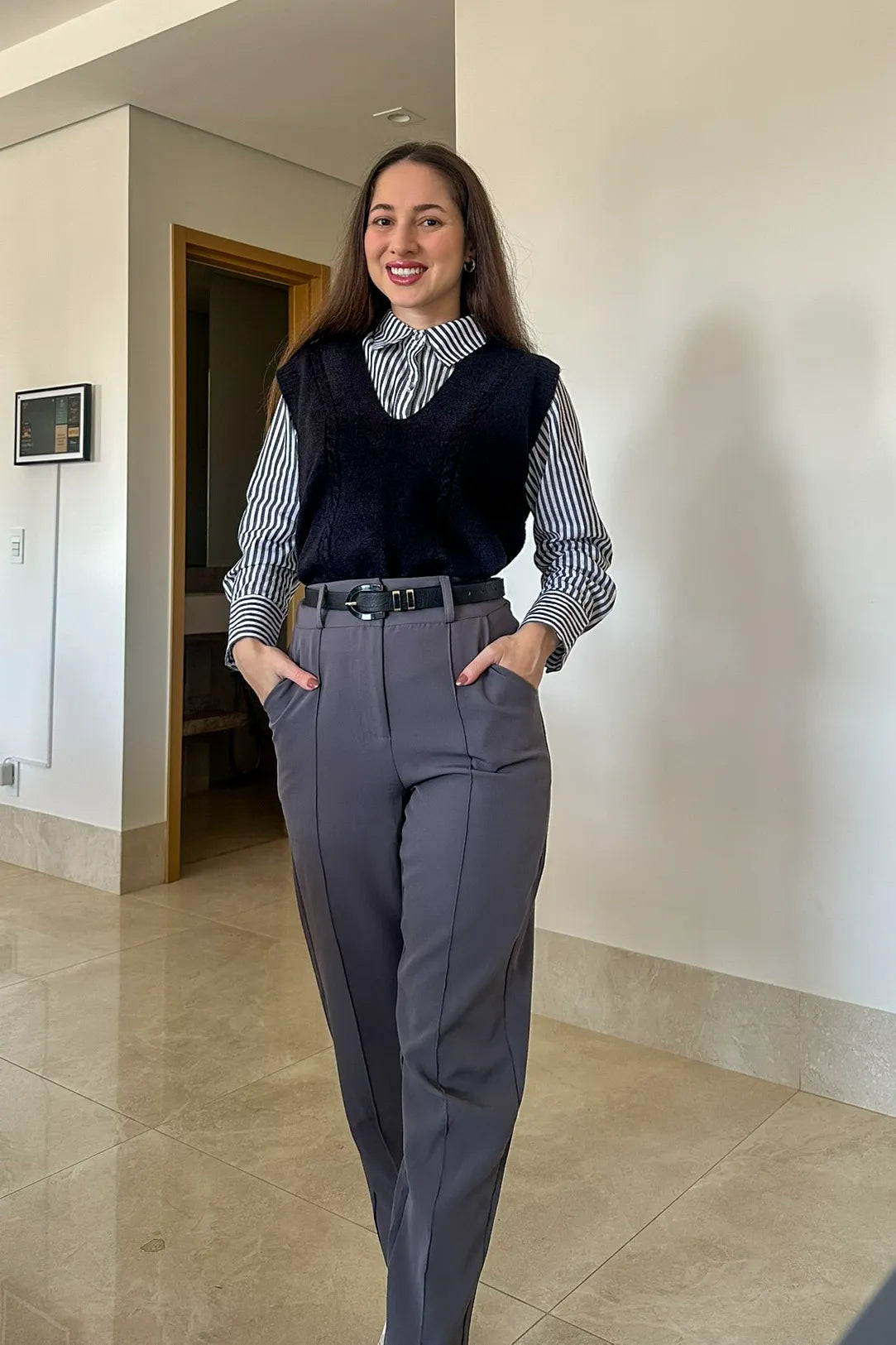 Conjunto: Camisa Manga Longa Classic Listrada Franciele Cinza + Colete Em Tricot Mousse Amelie Preto + Calça Corte Reto Alfaiataria Botão Duplo Pietra Cinza