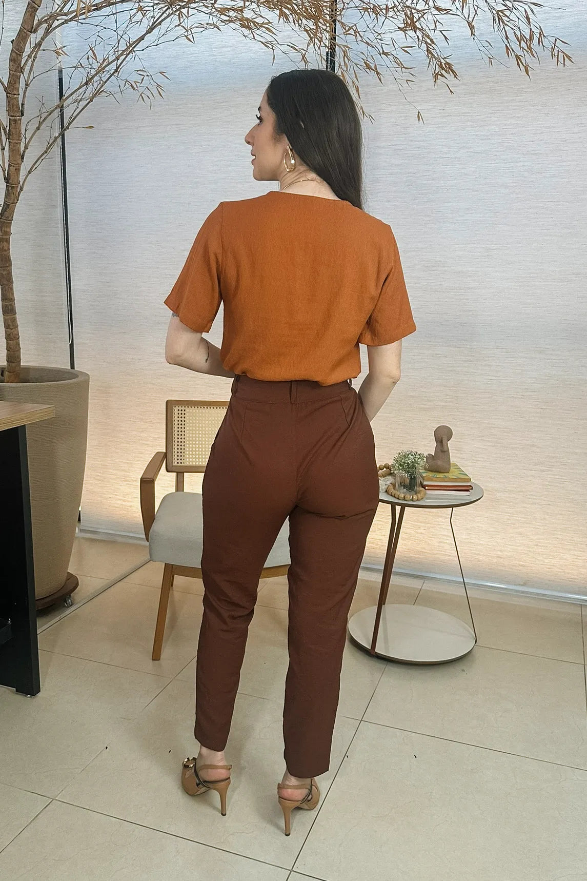 Conjunto: Blusa Manga Curta Visco Soft Decote Assimétrico Trançado Lara Terracota + Calça Corte Reto Alfaiataria Serena Laísa Marrom