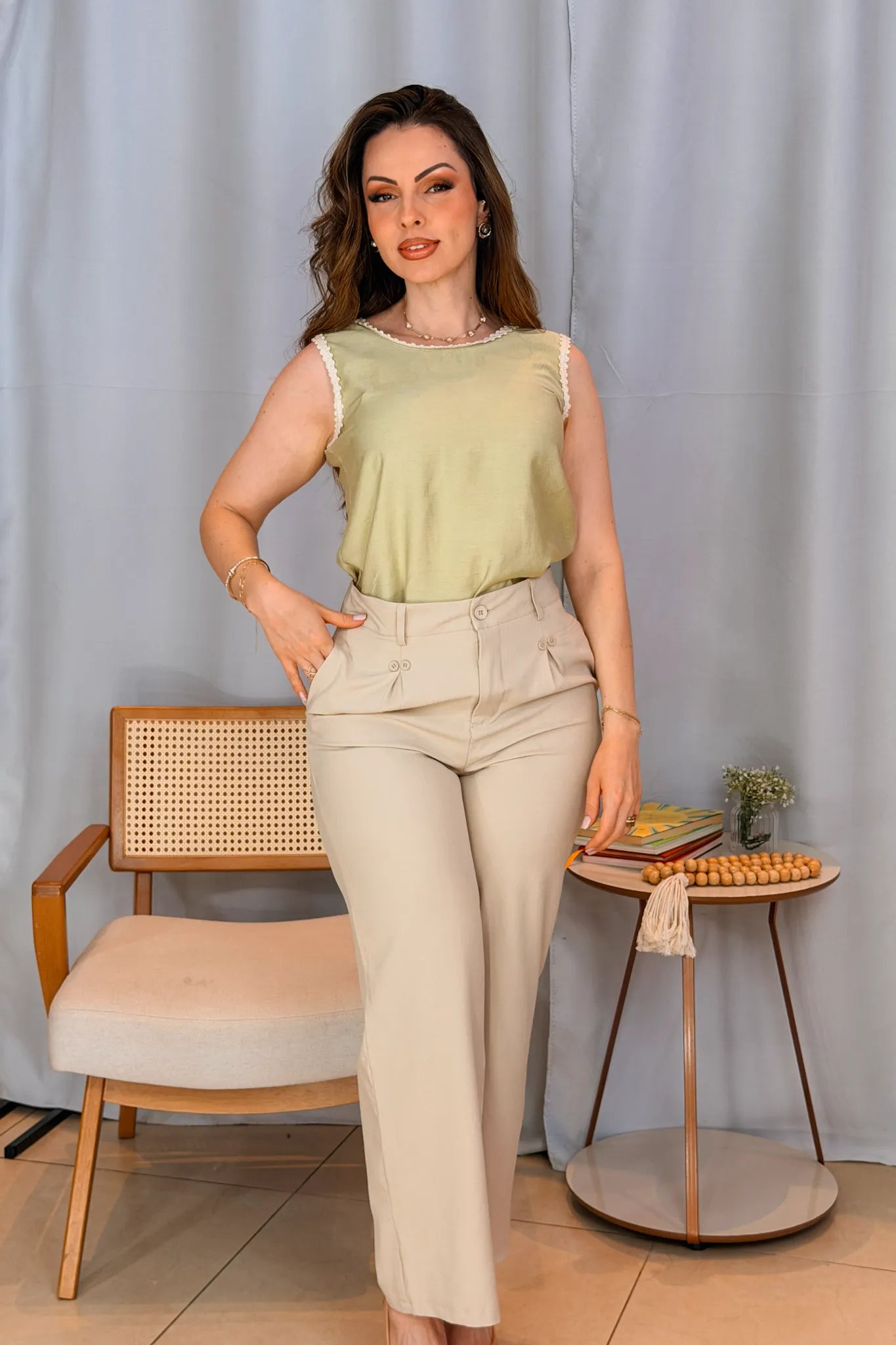 Conjunto: Regata Detalhe Acabamento Bordado Visco Brise Selma Verde + Calça Pantalona Detalhe Botões Crepe Alfaiataria Larissa Bege