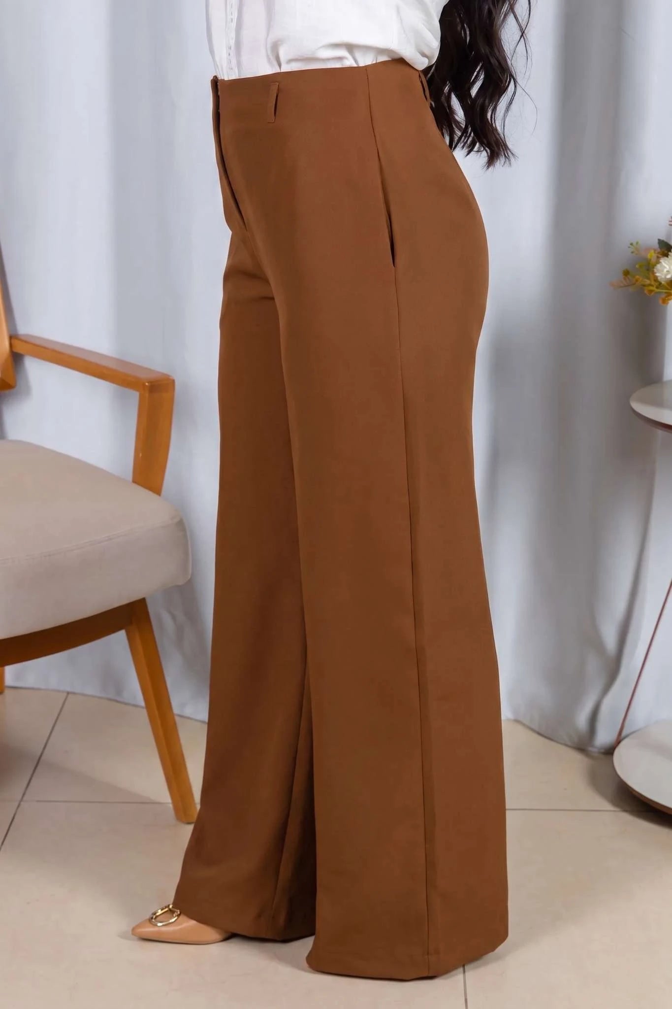 Calça Pantalona em Alfaiataria com Cinto Encapado Cinthia Marrom Escuro