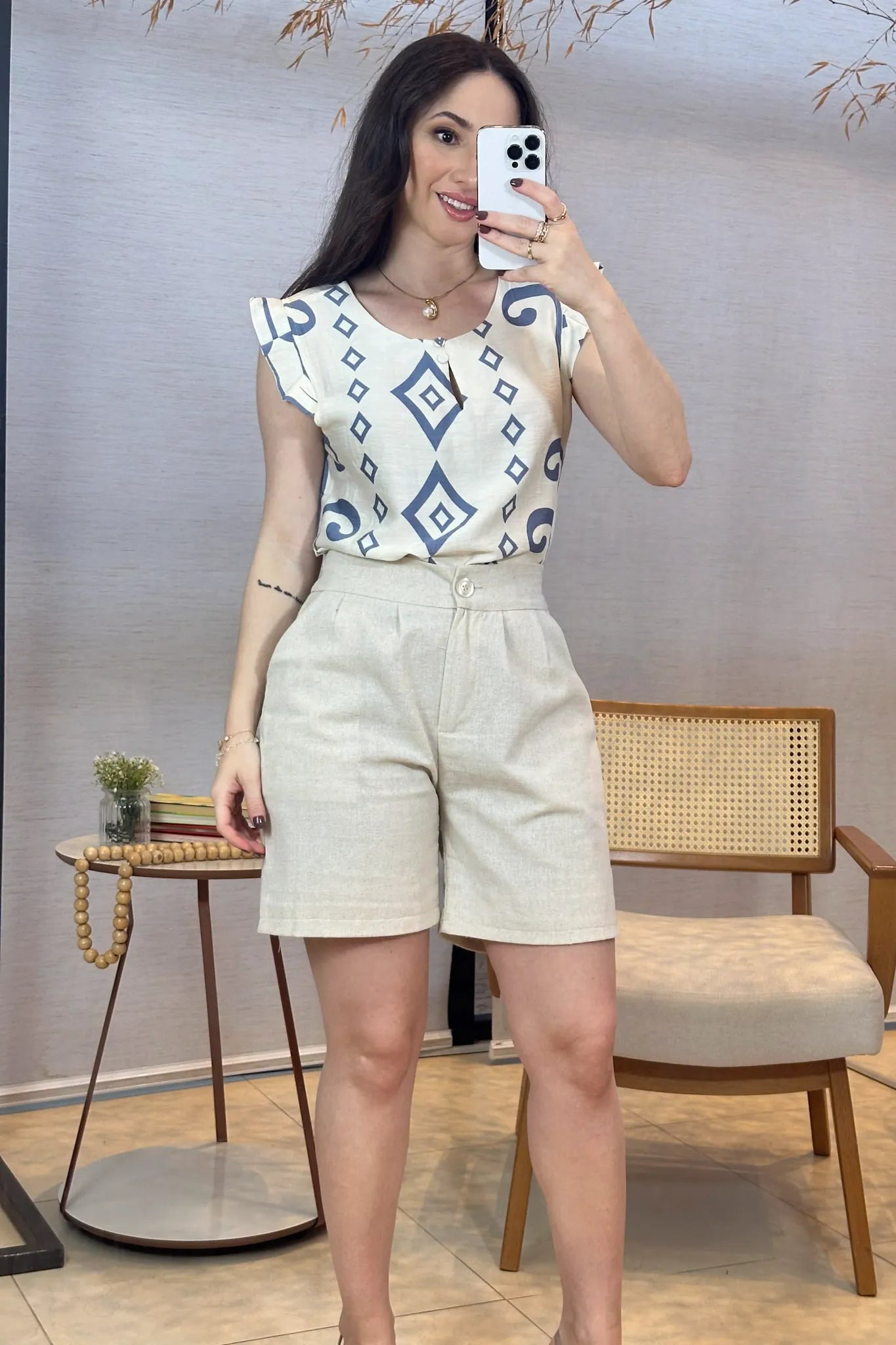 Conjunto: Blusa Regata Babados Sheila Visco Brise Estampada Azul Acinzentado + Short Em Linho Abigail Bege