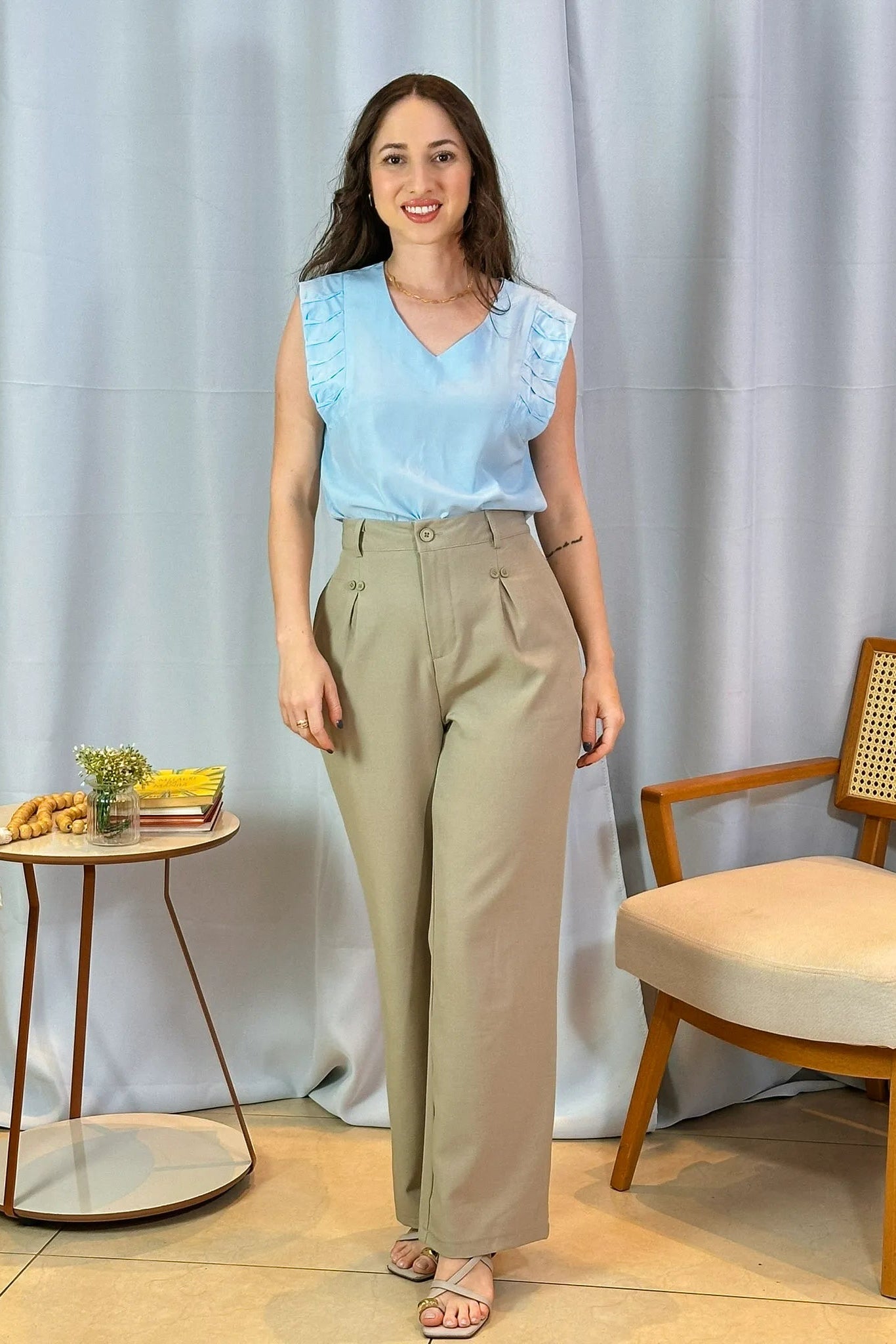 Conjunto: Blusa Decote "V" Franzido Ombros Polivisco Fátima Bernardes Azul + Calça Pantalona Detalhe Botões Crepe Alfaiataria Larissa Verde