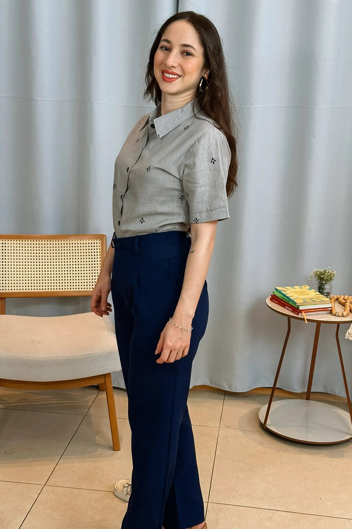 Conjunto: Camisa Manga Curta Bordada Poli Visco Bruna Cinza + Calça Corte Reto Alfaiataria Detalhe Bolso Adriana Esteves Azul Marinho