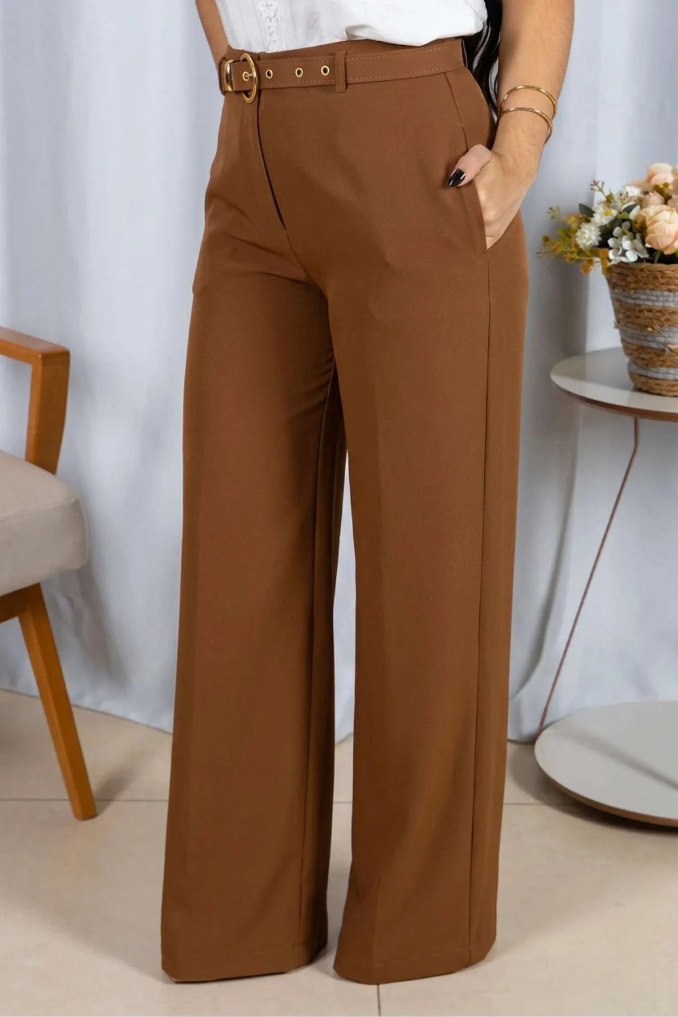 Calça Pantalona em Alfaiataria com Cinto Encapado Cinthia Marrom Escuro