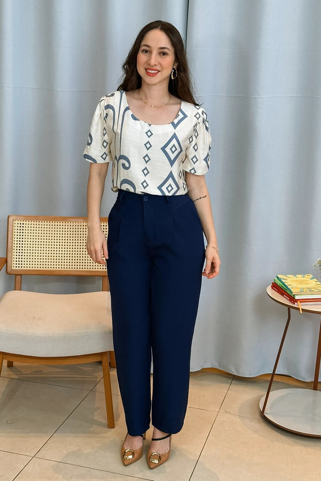 Conjunto: Blusa Manga Curta Detalhe Botão Visco Brise Vânia Estampada Azul Acinzentado + Calça Corte Reto Alfaiataria Detalhe Bolso Adriana Esteves Azul Marinho