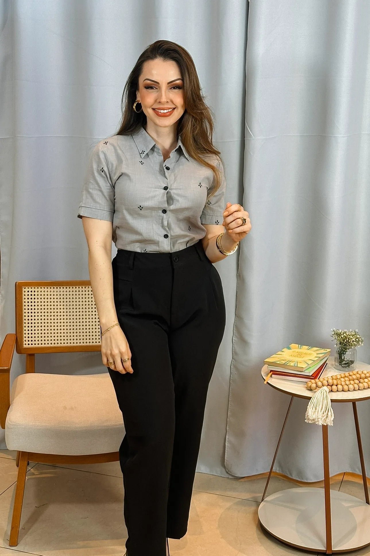 Conjunto: Camisa Manga Curta Bordada Poli Visco Bruna Cinza + Calça Corte Reto Alfaiataria Detalhe Bolso Adriana Esteves Preta