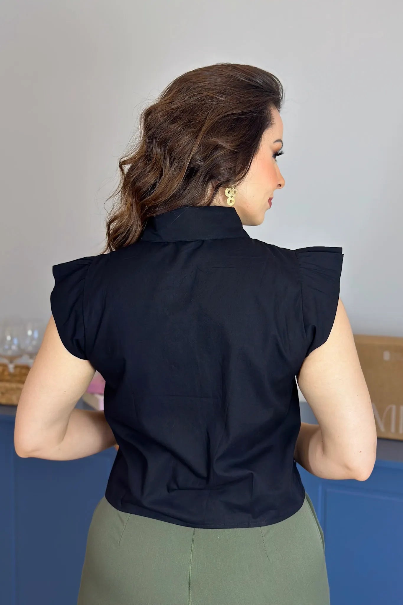 Camisa Manga Curta Detalhe Laço Thamires Preta