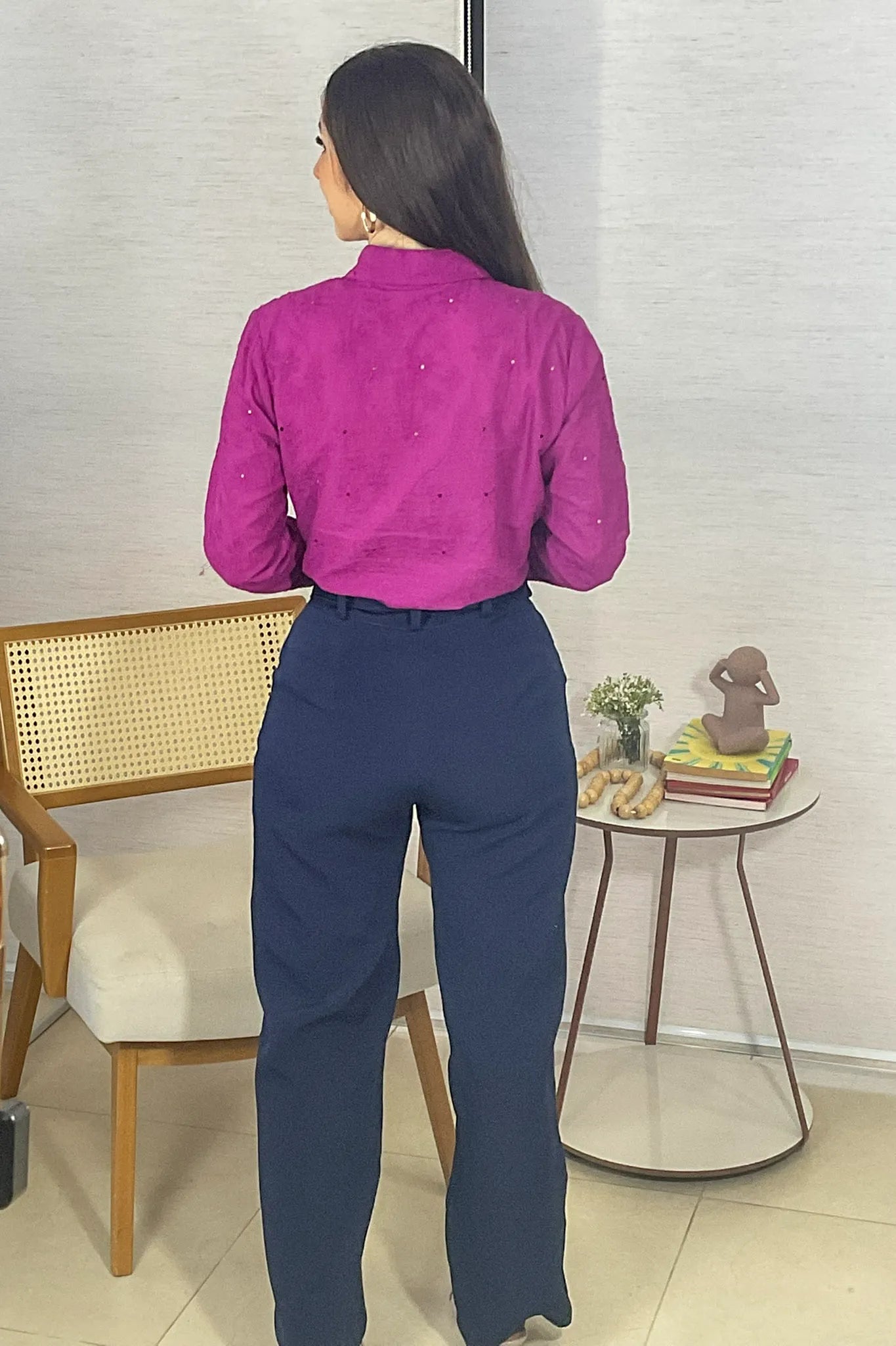 Conjunto: Camisa Em Laise Manga Longa Júlia Fúcsia + Calça Corte Reto Detalhe Cinto Priscila Azul Marinho