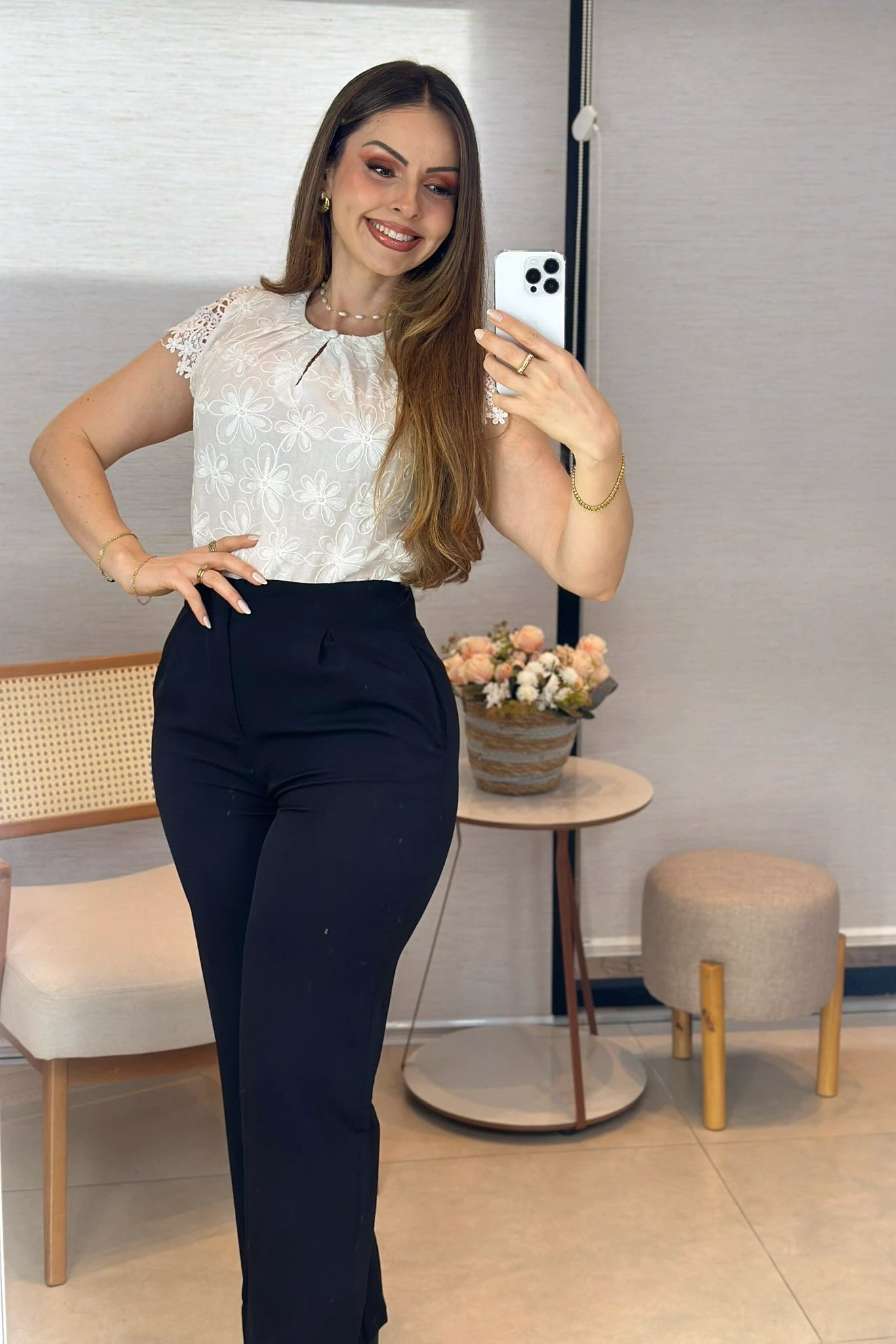 Conjunto: Blusa Manga Curta em Laise com Detalhe em Renda Manuela Branca + Calça Corte Reto em Alfaiataria com Detalhe em Pregas Selena Preta