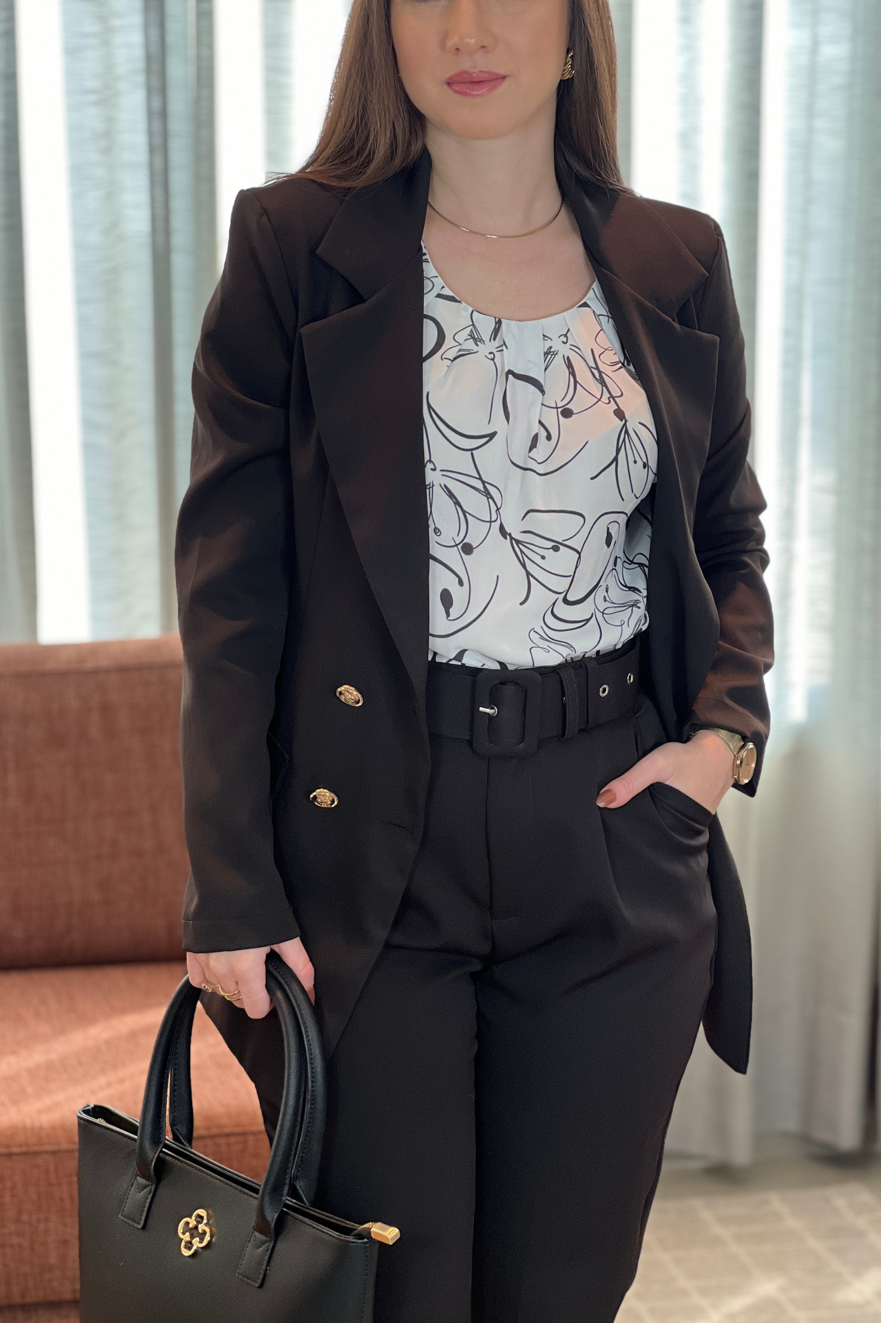 Conjunto: Blusa Manga Curta Camadas Olívia Estampada Branca + Blazer Detalhe Botões Jaqueline Preto + Calça Cinto Encapado Cenoura Preta