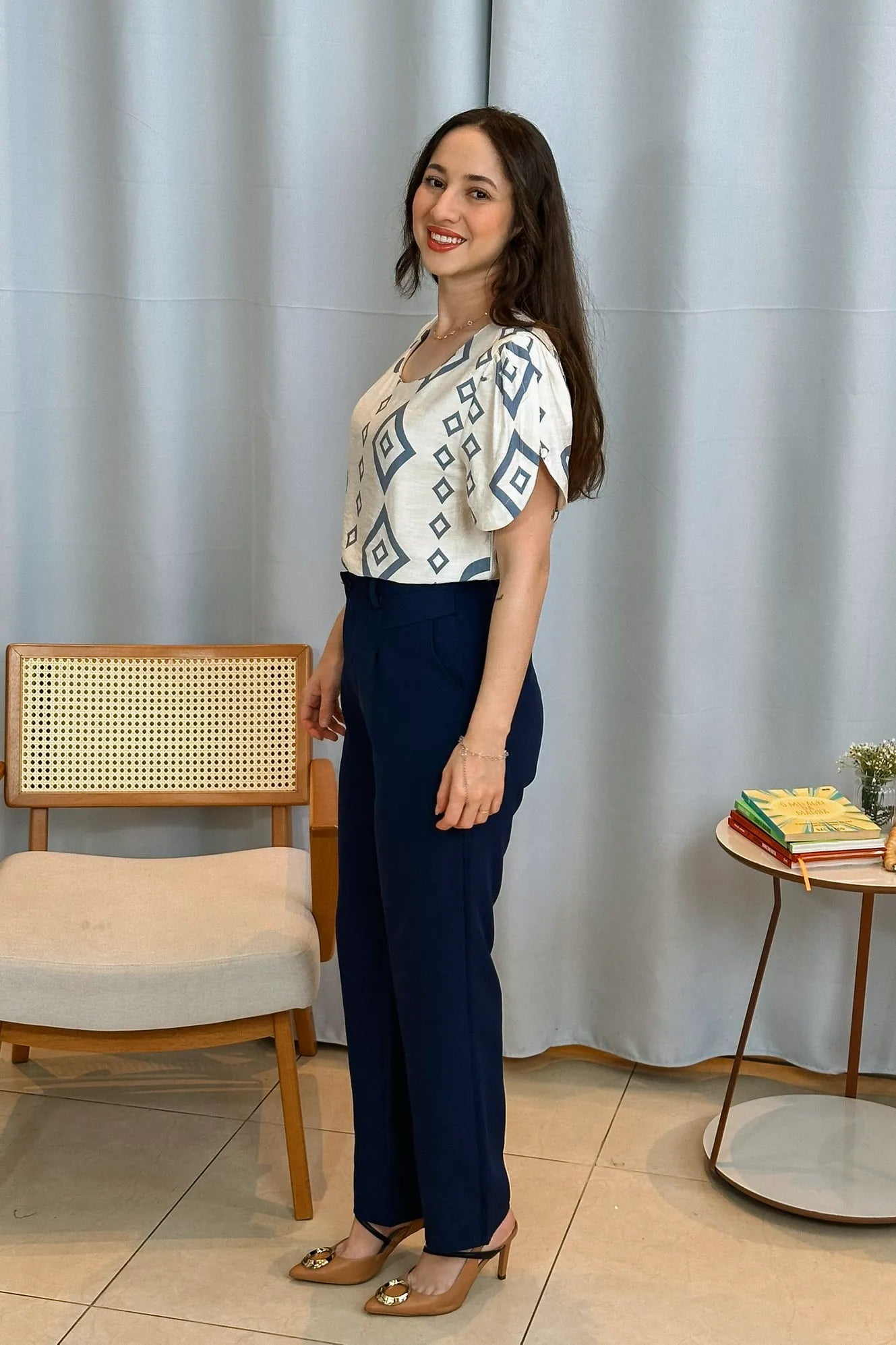 Conjunto: Blusa Manga Curta Detalhe Botão Visco Brise Vânia Estampada Azul Acinzentado + Calça Corte Reto Alfaiataria Detalhe Bolso Adriana Esteves Azul Marinho