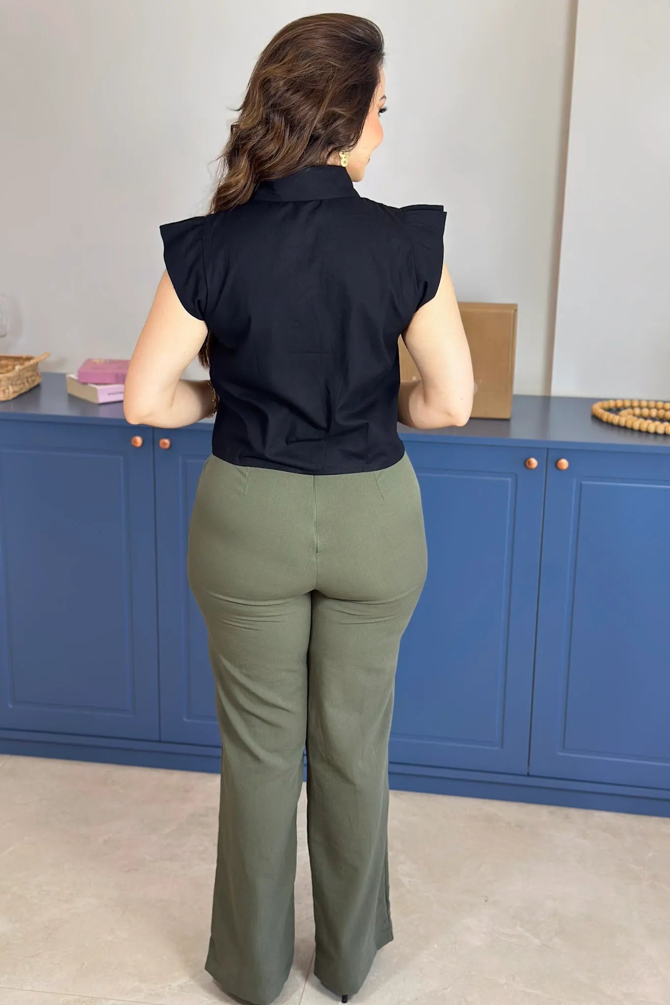 Camisa Manga Curta Detalhe Laço Thamires Preta