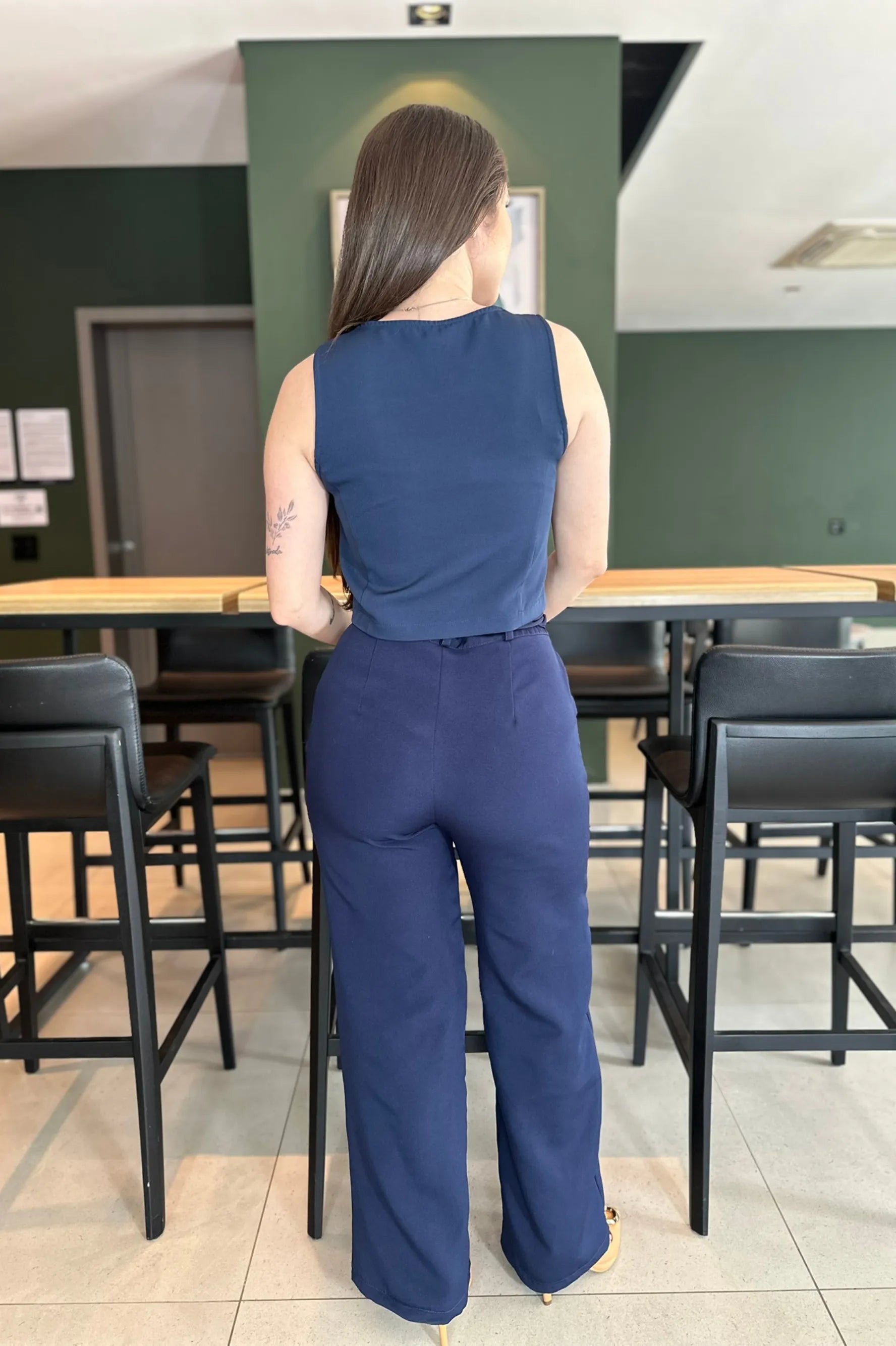 Conjunto: Colete Curto Regata Detalhe Botões Camila Azul Marinho + Calça Corte Reto Detalhe Cinto Priscila Azul Marinho