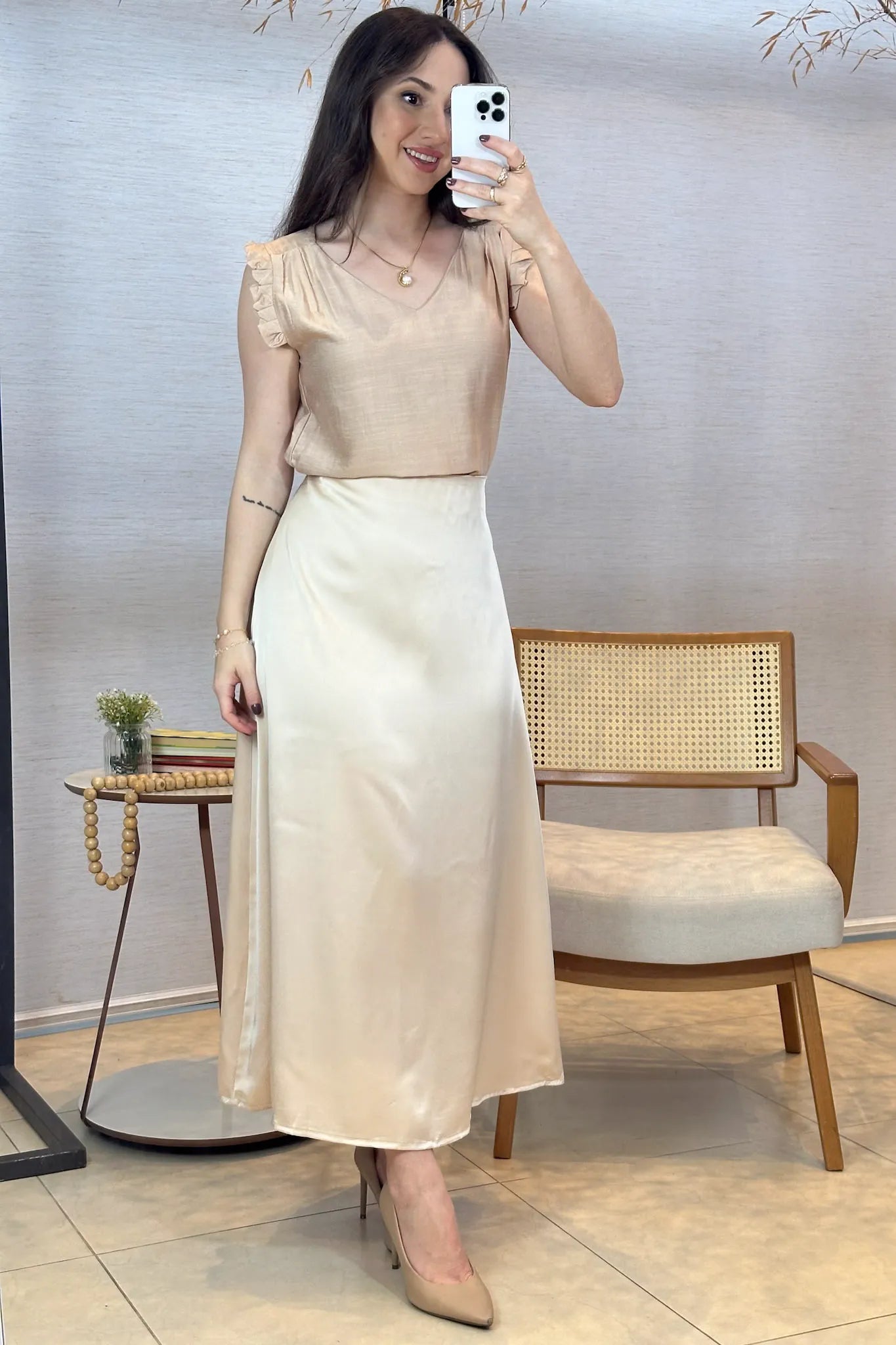 Conjunto: Blusa Regata Babados Decote "V" Em Viscolisse Joice Bege + Saia Midi Lisa Sat Mix Magda Creme