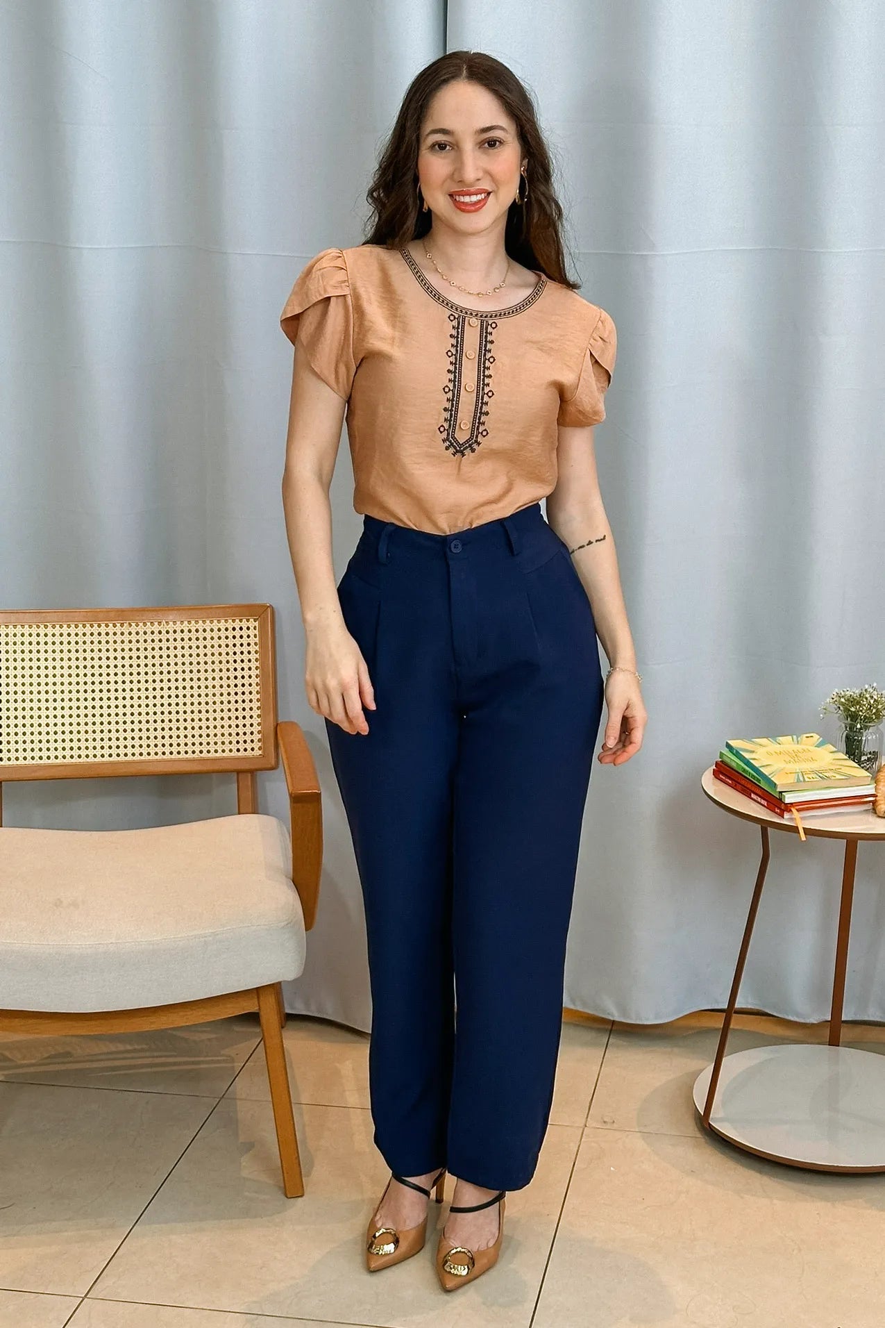 Conjunto: Blusa Manga Curta Transpassada Detalhe Botão Visco Soft Vanessa Marrom + Calça Corte Reto Alfaiataria Detalhe Bolso Adriana Esteves Azul Marinho