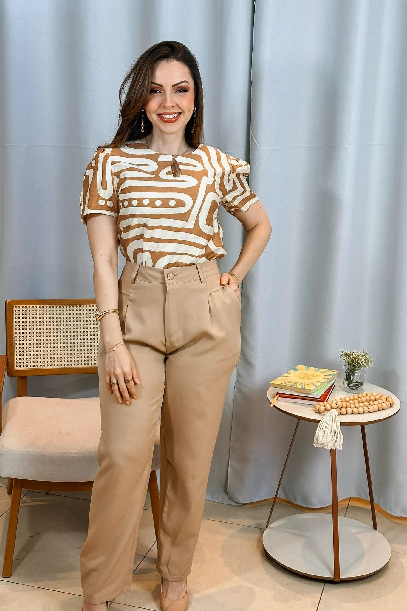 Conjunto: Blusa Manga Curta Detalhe Decote Visco Brise Mel Estampada Bege + Calça Corte Reto Alfaiataria Detalhe Bolso Adriana Esteves Bege