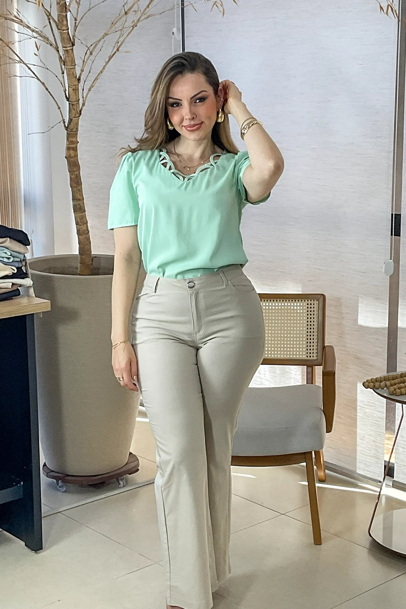 Conjunto: Blusa Manga Curta Detalhe Decote Crepe Touch Carolina Ciano + Calça Pantalona Em Sarja Letícia Creme