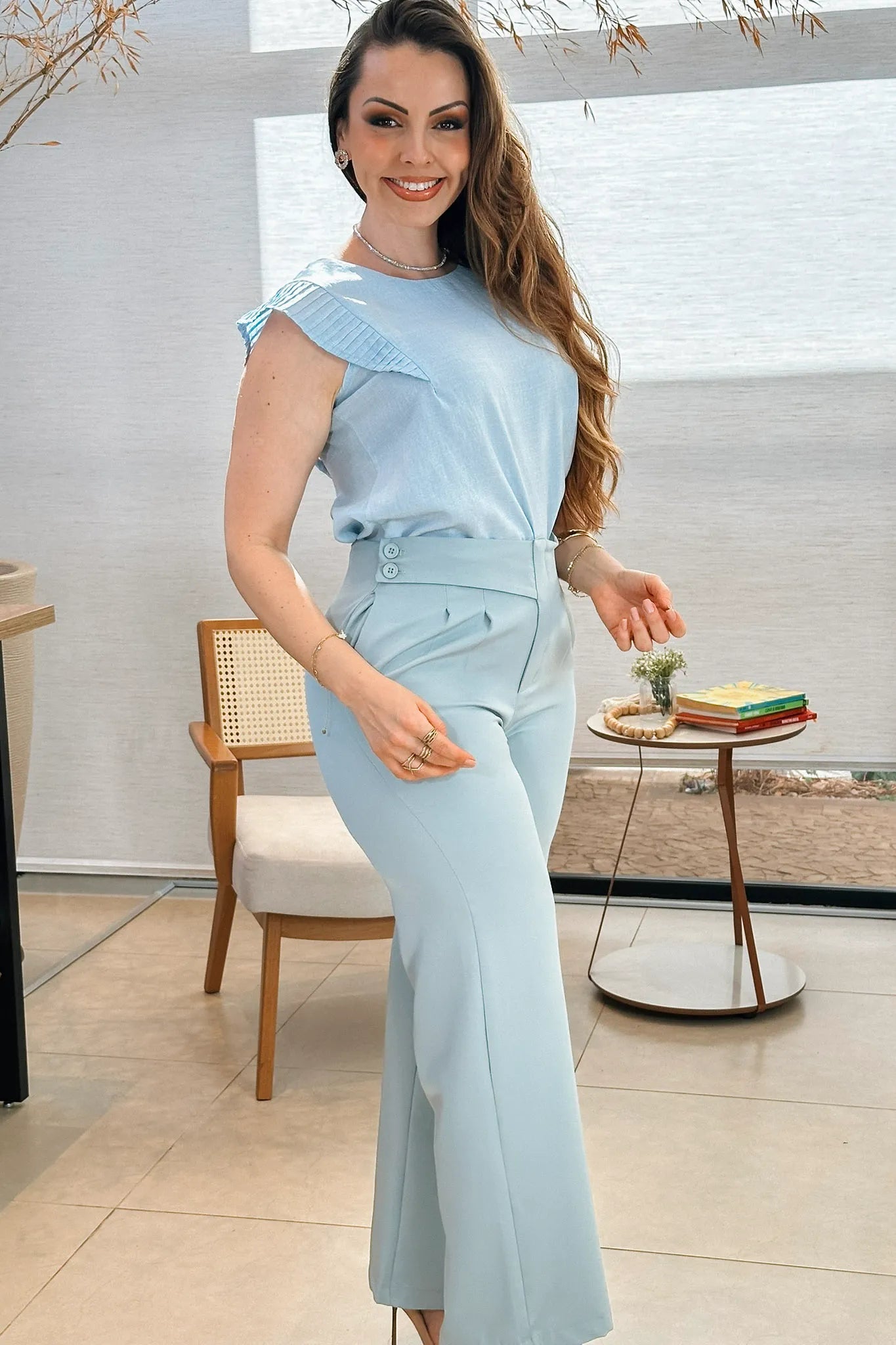 Conjunto: Blusa Regata Detalhe Babado Maísa Visco Essenza Azul + Calça Corte Reto Alfaiataria Detalhe Cós Eloísa Azul
