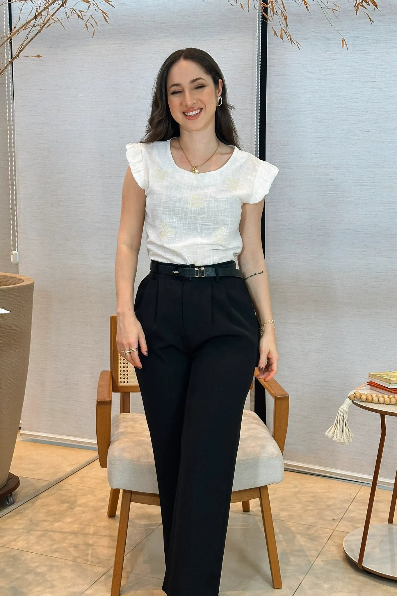 Conjunto: Blusa Manga Curta Em Algodão Textura Laise Michelle Branca + Calça Corte Reto Detalhe Botão Encapado Em Crepe Milano Maria Preta