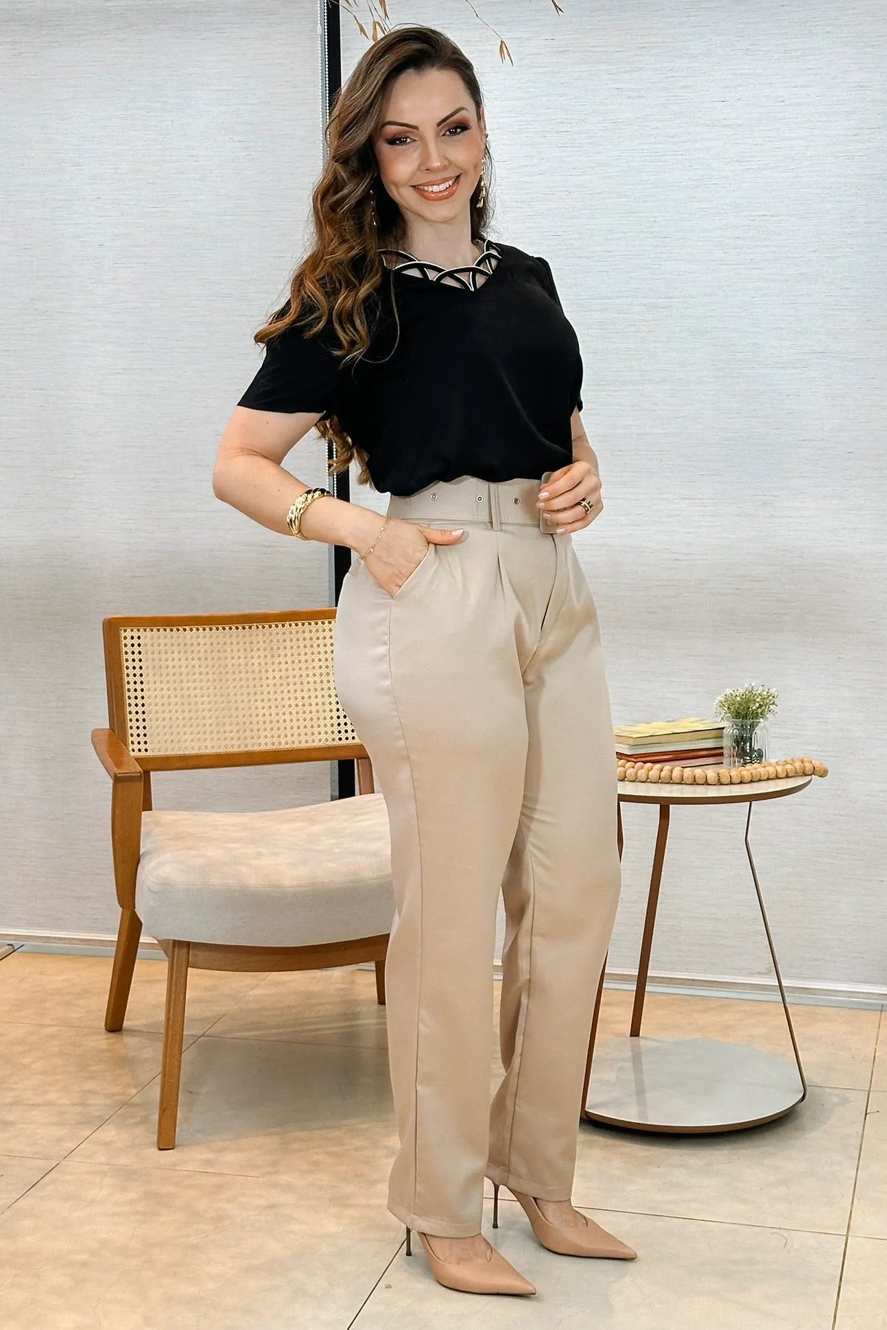 Conjunto: Blusa Manga Curta Detalhe Decote Crepe Classic Carolina Preta + Calça Cenoura Cinto Encapado Bege