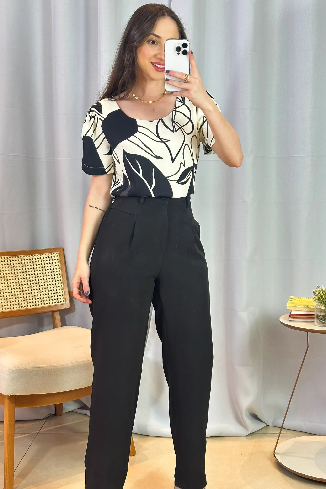 Conjunto: Blusa Manga Detalhe Botão Crepe Classic Suelen Estampada Preta + Calça Corte Reto Alfaiataria Detalhe Bolso Adriana Esteves Preta