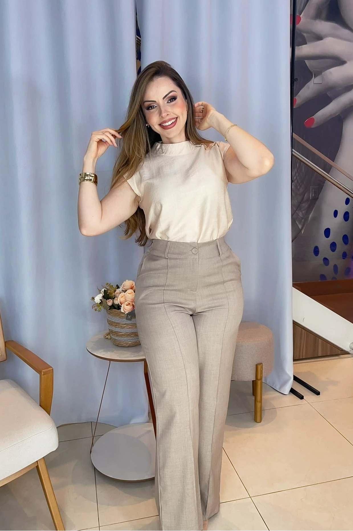 Conjunto: Blusa Regata Crepe Comfort Abotoadura na Gola Tainá Bege + Calça Corte Reto Cotton Alfaiataria Lisse Detalhe em Friso Ariane Caqui