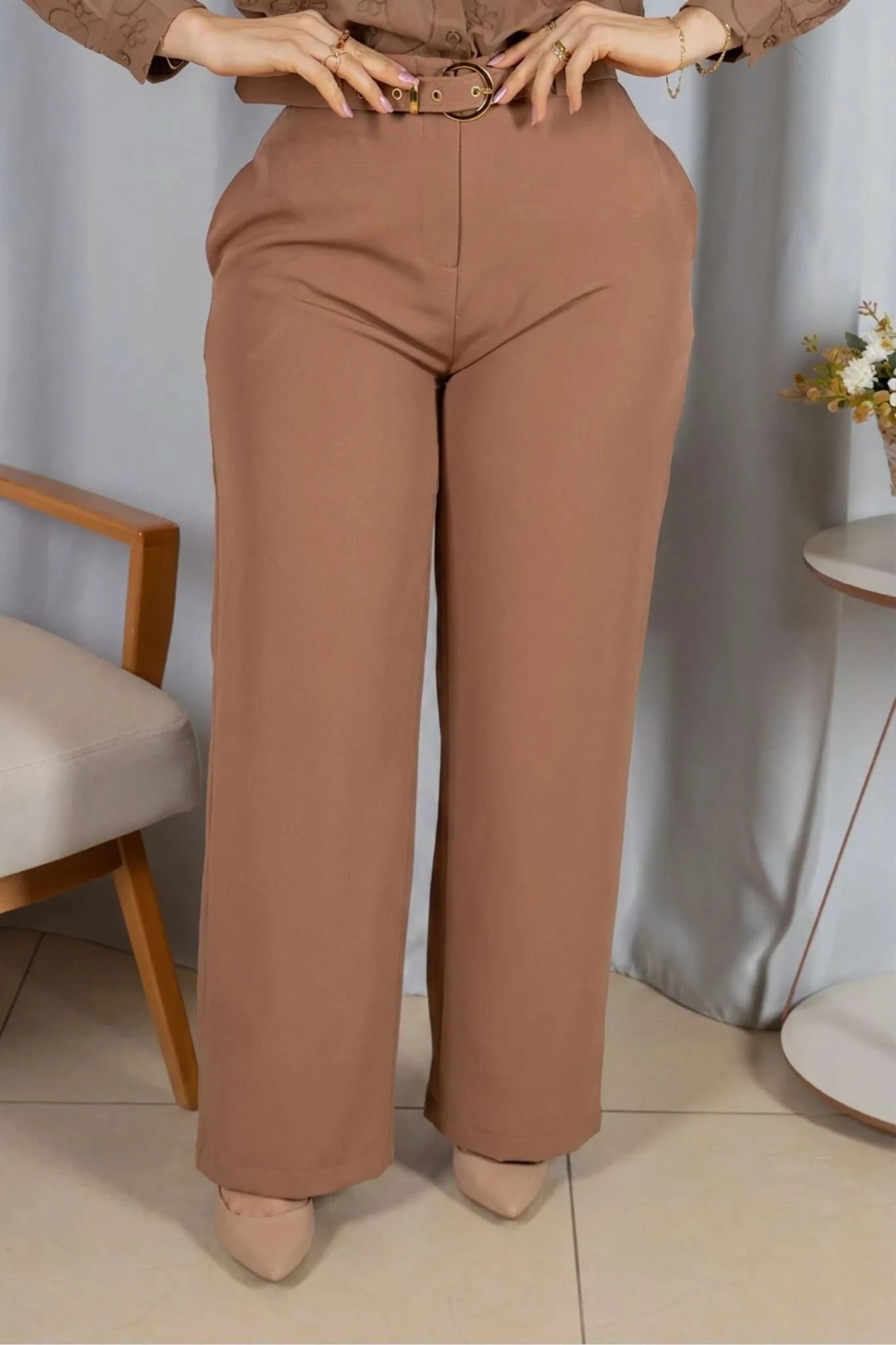 Calça Pantalona em Alfaiataria com Cinto Encapado Cinthia Marrom Claro